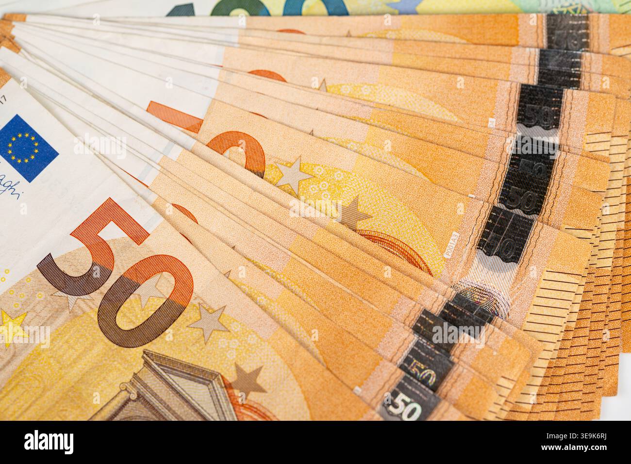 Nahaufnahme von Euro-Banknoten, die auf Investitionskapital und Portfoliofonds hindeuten, mehrschichtige Banknoten symbolisieren die Allokation von Vermögenswerten, Wachstum und optimistische Finanzlage Stockfoto