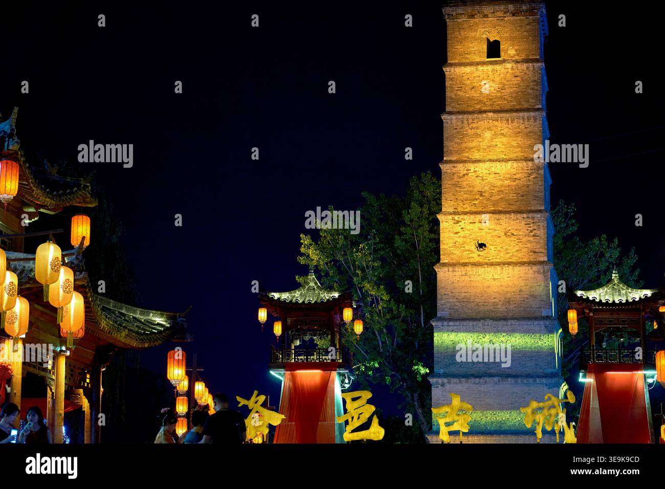 Beleuchtete Wenfeng-Pagode in der antiken Stadt Luoyi, Luoyang, China Stockfoto