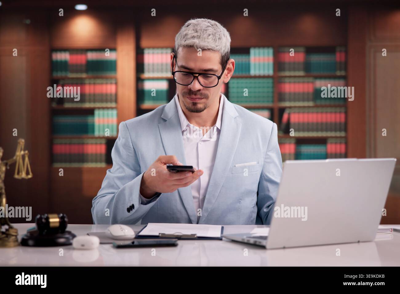 Rechtsexperte erfassen Dokumentbilder mit Smartphone für OCR-Technologie Stockfoto