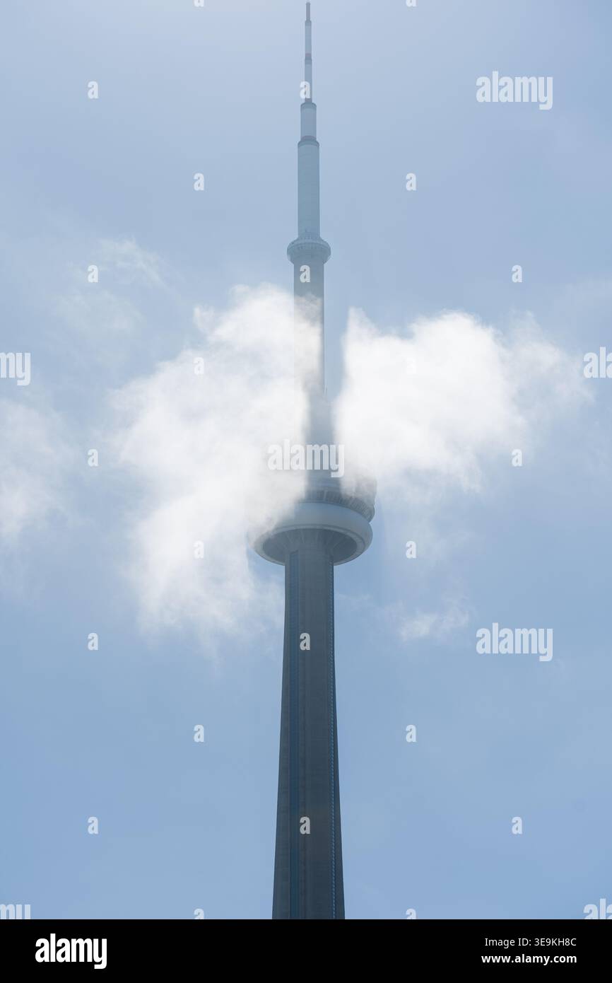 Toronto, Kanada - 17. April 2026: Architektonischer Höhepunkt durchsticht durch den nebeligen Himmel. Blick auf den Himmel fängt die Höhe ein Stockfoto