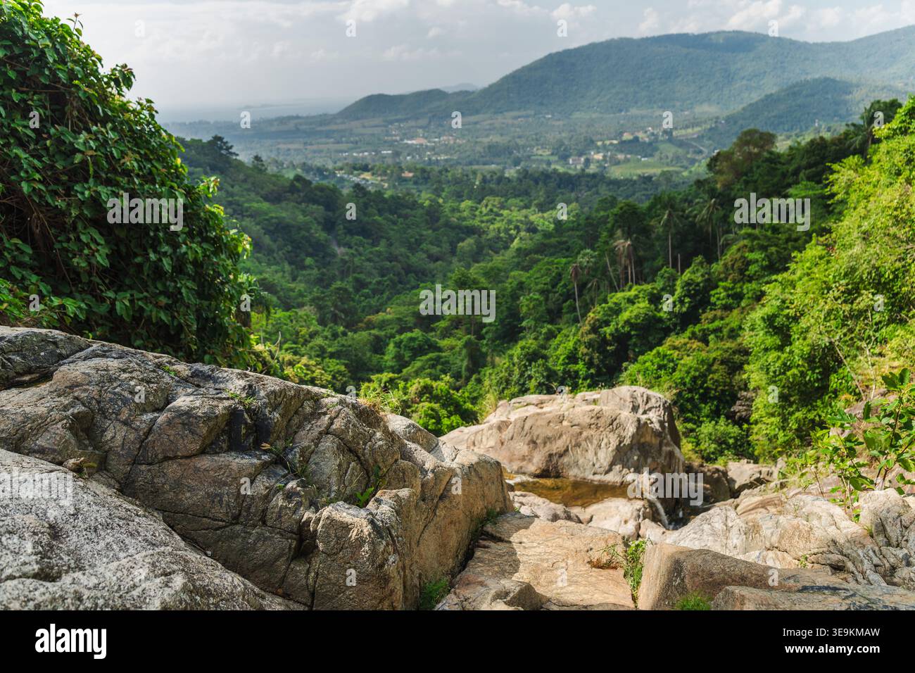 Felsiger Aussichtspunkt mit Blick auf das üppige Dschungeltal und das ferne Meer in der Nähe des Samui Wasserfalls in Thailand Stockfoto