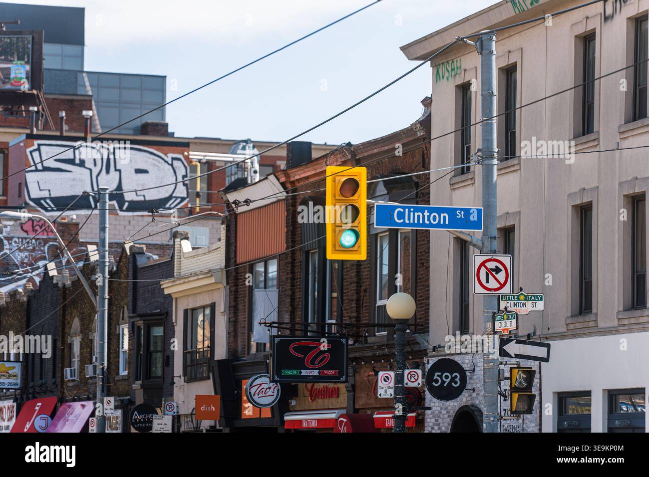 Toronto, Kanada - 17. April 2026: Energiegeladene Kreuzung mit lebendiger Bewegung und lebendiger Kunst Stockfoto