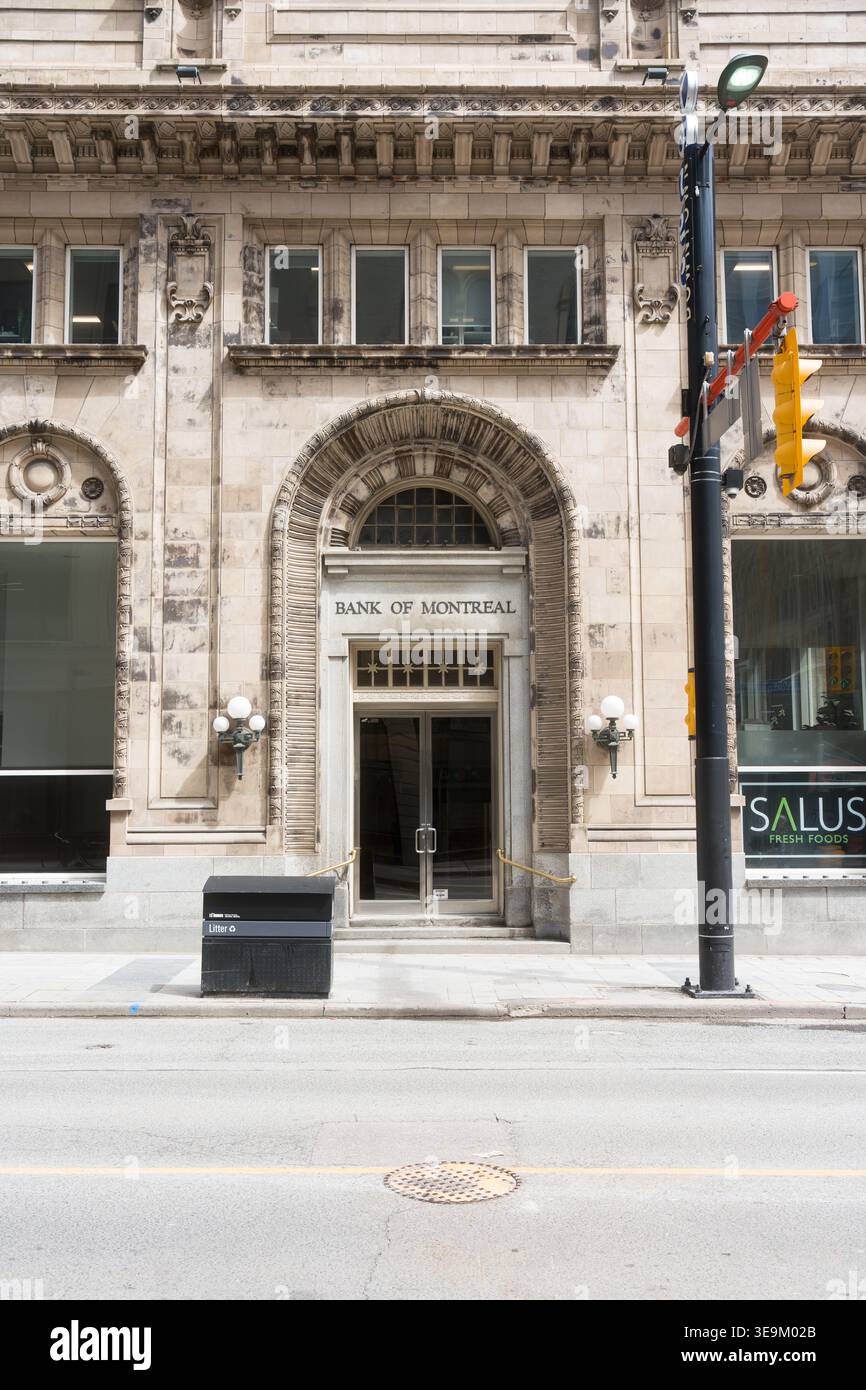 Toronto, Kanada - 17. April 2026: Ein bogenförmiges Tor aus Stein, das mit kunstvollen Schnitzereien und glänzenden Messingdetails verziert ist Stockfoto