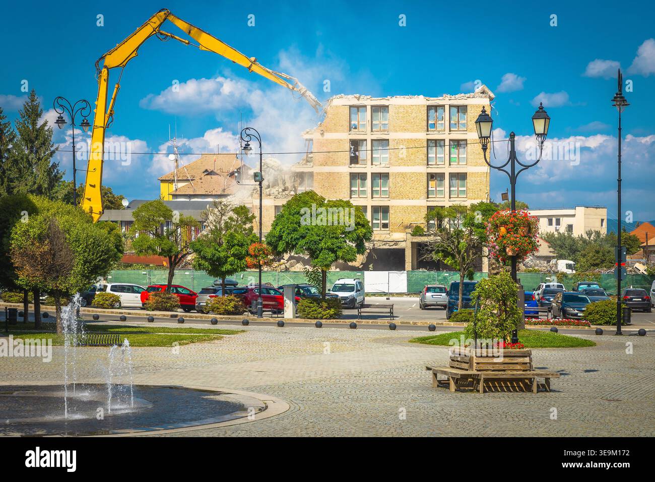 Fantastischer Abriss eines ruinierten alten Hotelgebäudes im Stadtzentrum mit hydraulischen Scheren Stockfoto
