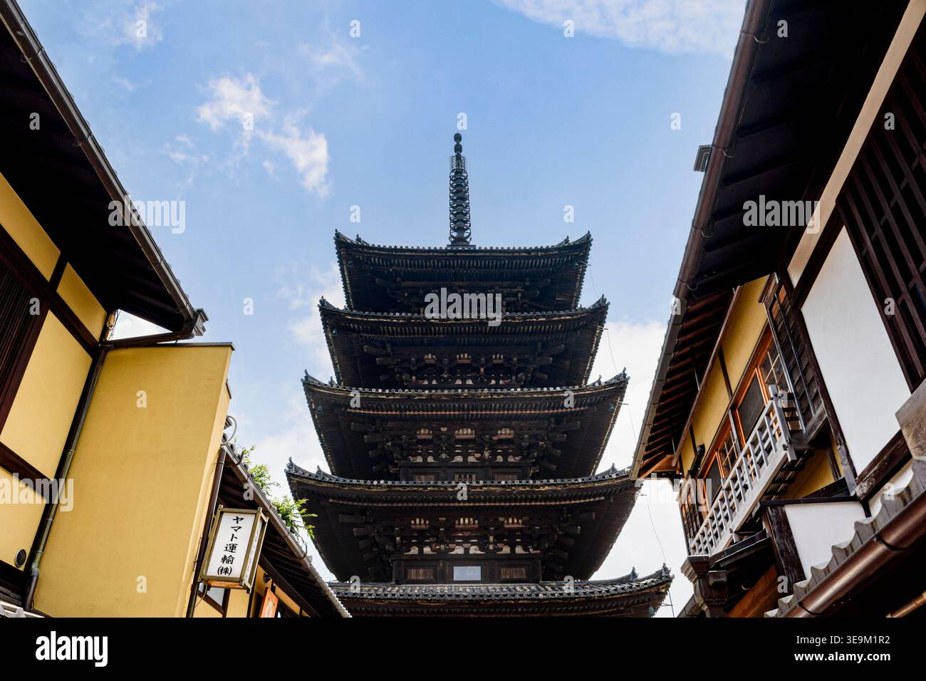 Blick auf die 5-stöckige Yasaka-Pagode im malerischen Higashiyama-Viertel, Kyoto, Kansai, Japan Stockfoto