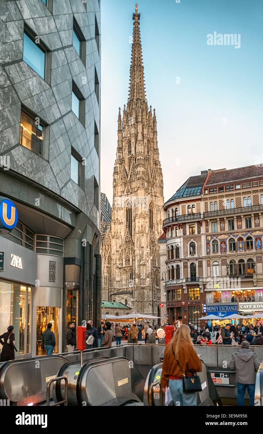 Wien, Österreich - 5. März 2026: Stephansdom von der belebten Einkaufsstraße mit U-Bahn-Eingang und Fußgängern im historischen Stadtzentrum aus gesehen. Stockfoto