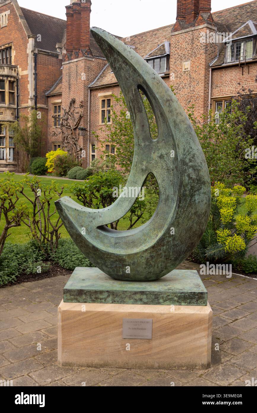 John Farnham, britischer Bildhauer, 'Crescent Figure', 1987, Bronze, Pembroke College, Cambridge, England, Großbritannien Stockfoto