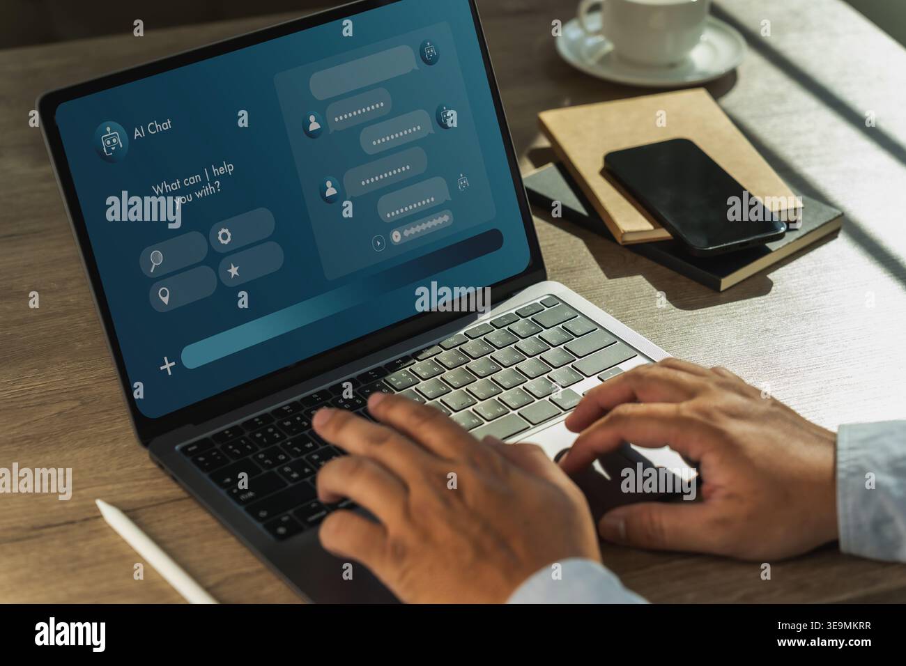 Futuristisches KI-Kundensupport-Dashboard, das auf einem Laptop angezeigt wird und Hände am Arbeitsplatz tippen, Chatbot-Helpdesk-Software veranschaulicht, automatisierter Service Stockfoto