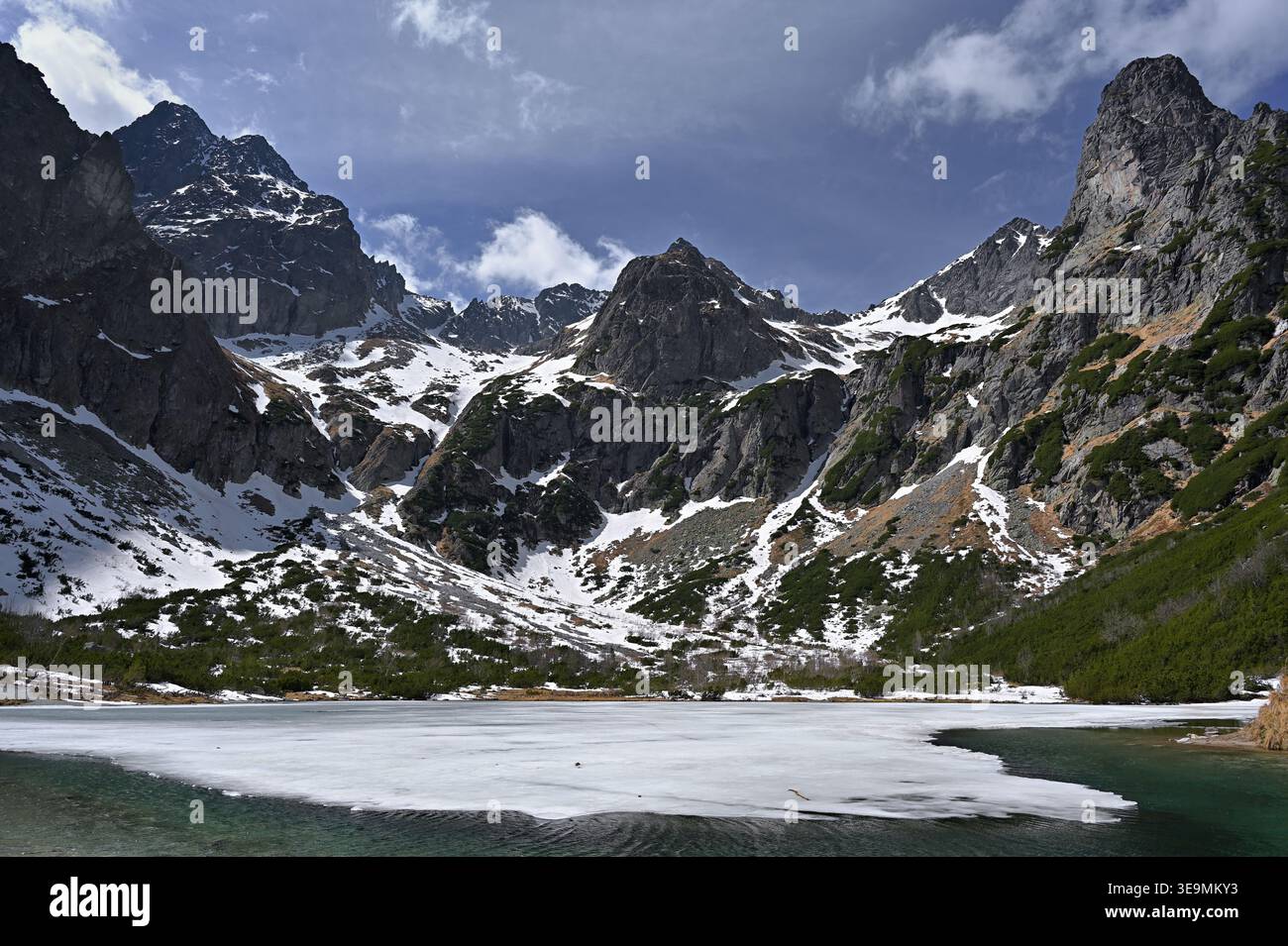 Zelené pleso gefrorener See im Tatra-Gebirge, Slowakei Stockfoto