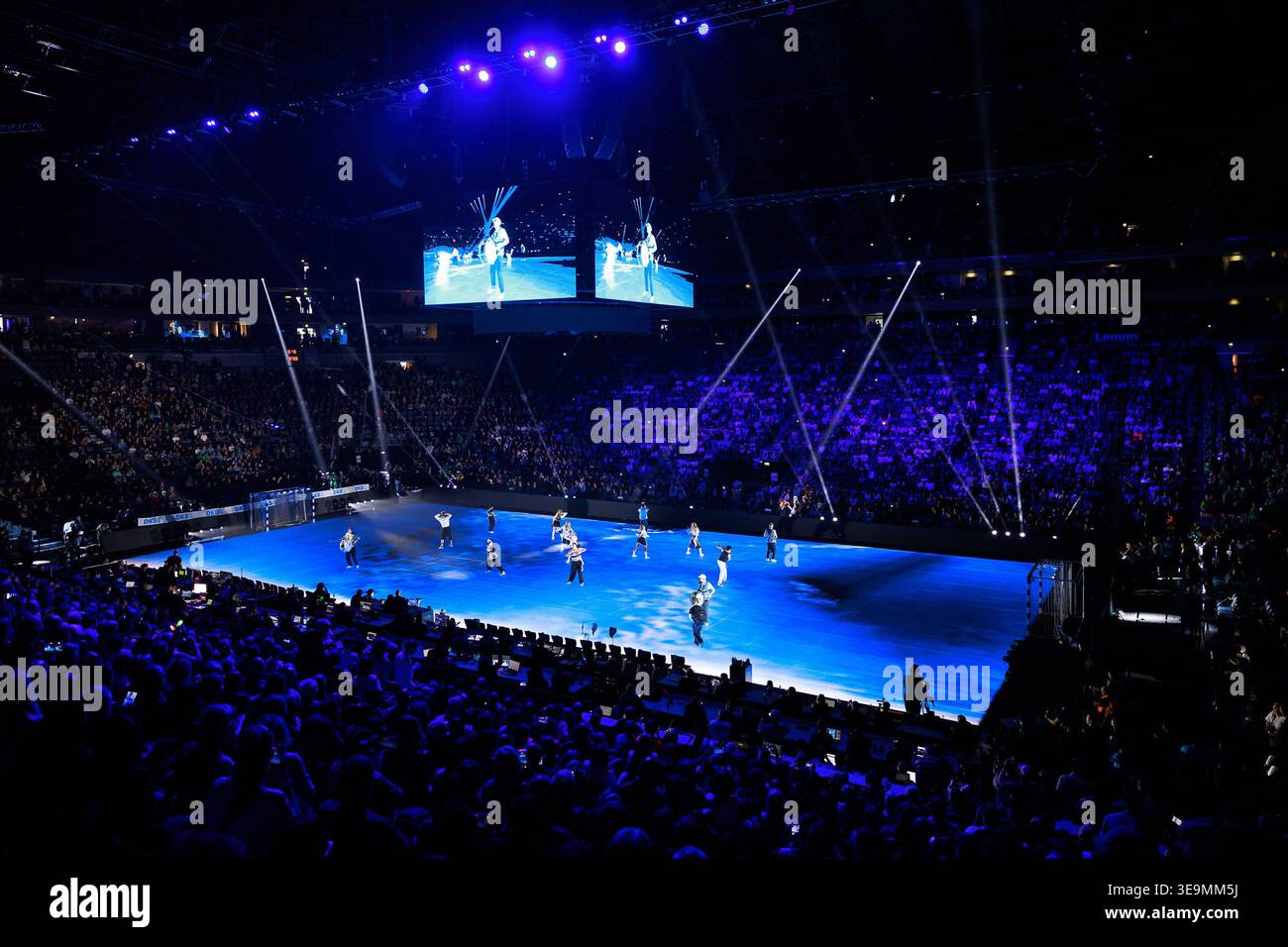 Eroeffnungsshow LIDL Final4, Lichtshow, Glasboden, LED GER, TBV Lemgo Lippe vs. Fuechse Berlin, Handball, DHB Pokal, Halbfinale, Spielzeit 2025/2026, 18.04.2026, Foto: Eibner-Pressefoto/Oliver Schmidt Stockfoto