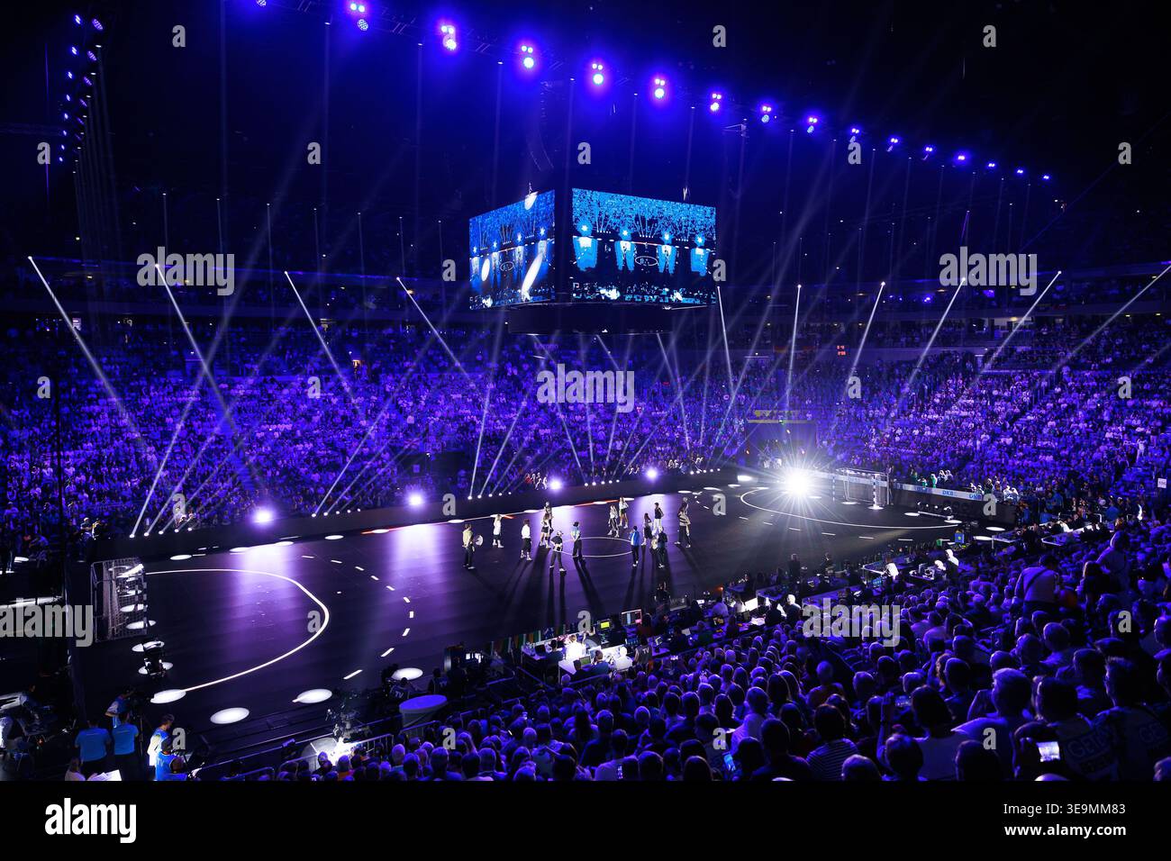 Eroeffnungsshow LIDL Final4, Lichtshow, Glasboden, LED GER, TBV Lemgo Lippe vs. Fuechse Berlin, Handball, DHB Pokal, Halbfinale, Spielzeit 2025/2026, 18.04.2026, Foto: Eibner-Pressefoto/Oliver Schmidt Stockfoto