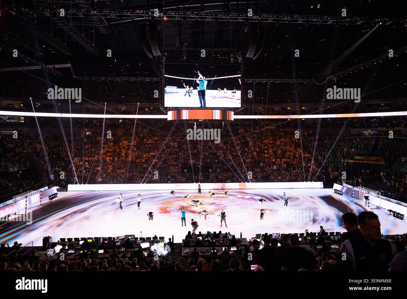 Eroeffnungsshow LIDL Final4, Lichtshow, Glasboden, LED GER, TBV Lemgo Lippe vs. Fuechse Berlin, Handball, DHB Pokal, Halbfinale, Spielzeit 2025/2026, 18.04.2026, Foto: Eibner-Pressefoto/Oliver Schmidt Stockfoto