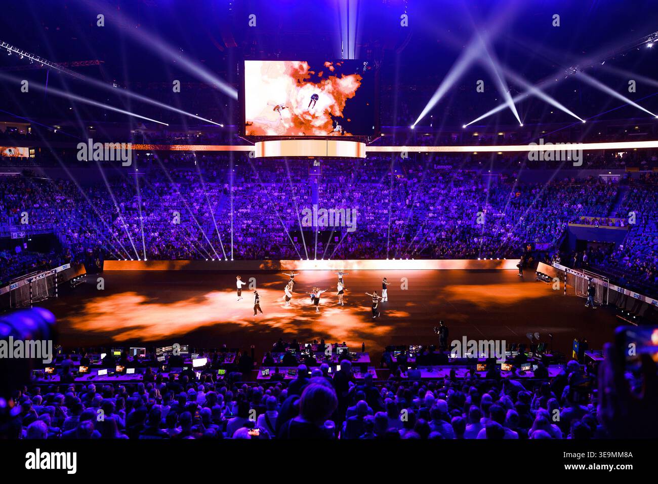 Eroeffnungsshow LIDL Final4, Lichtshow, Glasboden, LED GER, TBV Lemgo Lippe vs. Fuechse Berlin, Handball, DHB Pokal, Halbfinale, Spielzeit 2025/2026, 18.04.2026, Foto: Eibner-Pressefoto/Oliver Schmidt Stockfoto