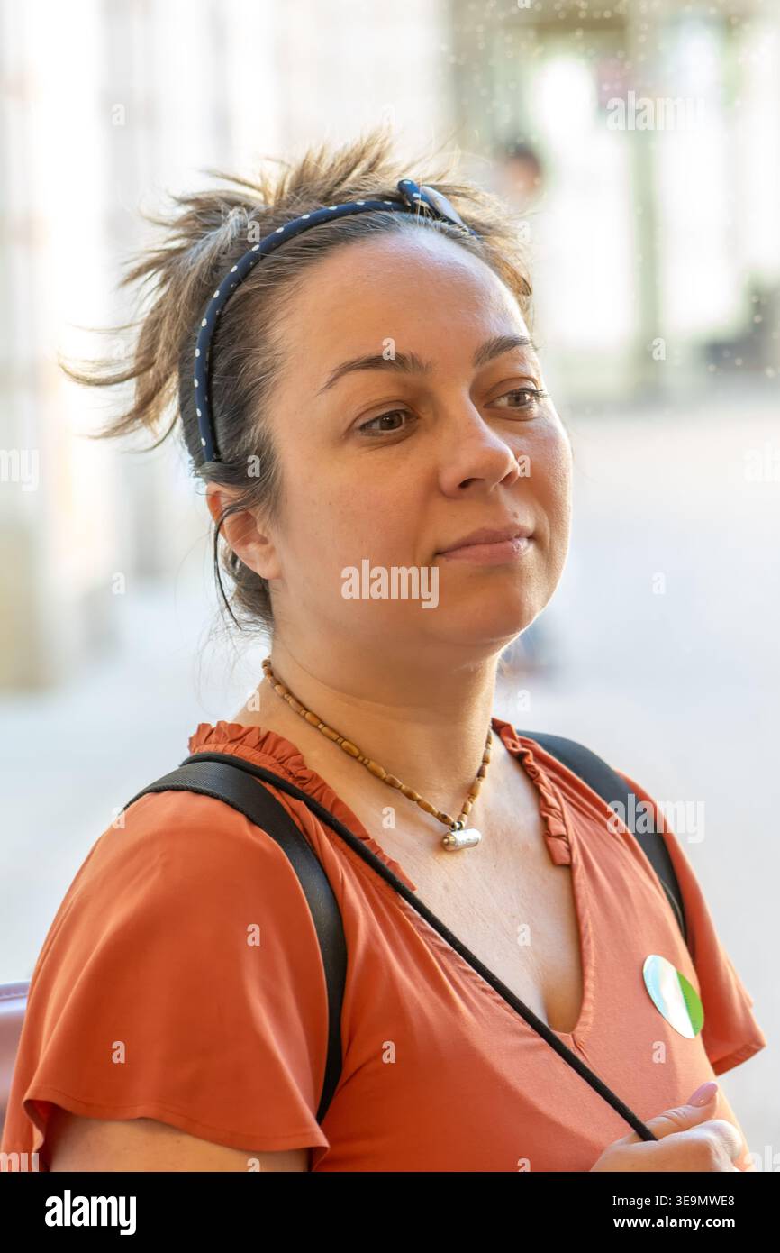 Das Porträt der erwachsenen Frau repräsentiert natürliche Emotionen, Persönlichkeit und soziale Interaktion in der städtischen Umgebung. Stockfoto