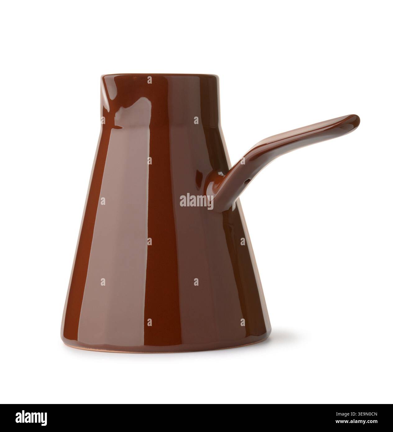 Braune Keramikkkaffeekanne isoliert auf weiß Stockfoto