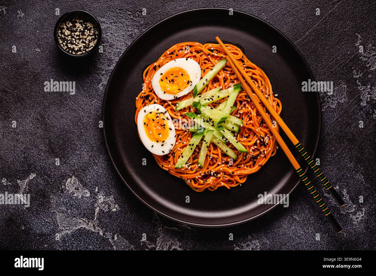 Traditionelles koreanisches Essen, Gurke und gekochte Eier, kalte, scharfe Nudeln, Blick von oben. Stockfoto