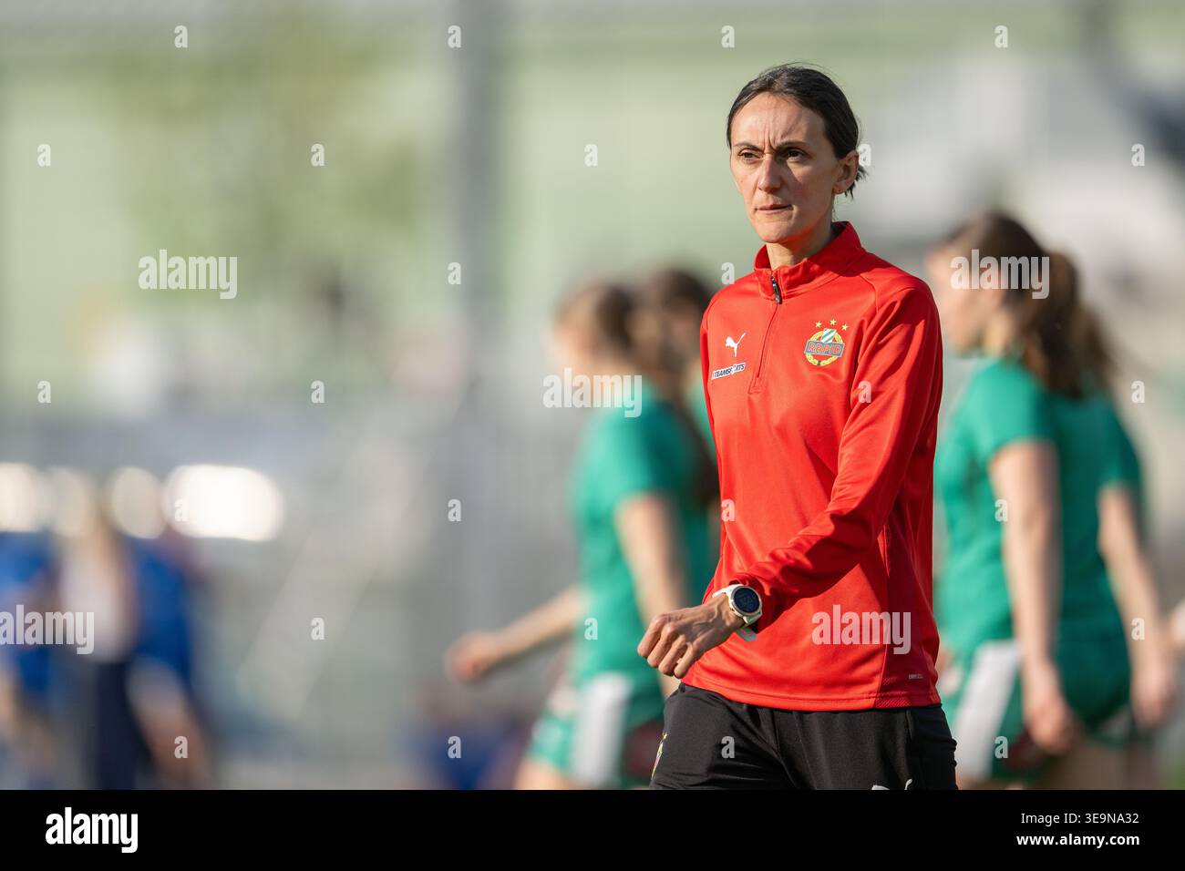 17.04.26, Testmatch, Allianz Stadion Trainingsgelände in Wien / Österreich - SK Rapid vs FC Blau-Weiss Linz / Kleinmünchen. Im Rahmen von SK Rapid Women's Head Coach Katja Gürtler wird das Team warm. Foto: Christian Mueller – 20260417 PD16849 Stockfoto