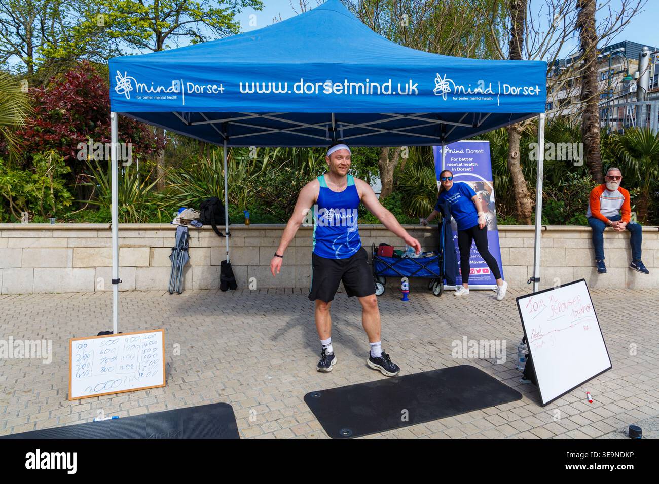 Bournemouth, Dorset, Großbritannien. April 2026. Russell Tickner strebt 2.000 Burpees an, um Geld für die psychische Gesundheit Wohltätigkeitsorganisation Dorset Mind zu sammeln und ermutigt Mitglieder der Öffentlichkeit, mitzumachen. Bei der Veranstaltung spricht Russell mit der Öffentlichkeit über psychische Gesundheit, wird niedergeschlagen, aber wie ein Burpee, das wieder aufsteht und mit der richtigen Unterstützung stärker steigt - ob er sein Ziel erreicht oder nicht, es zeigt, dass er offen und verletzlich ist, so dass die Menschen den Kampf und Hilfe sehen können, denn das ist Leben, es ist nicht Perfektion, sondern Bewusstsein, zeigt Unterstützung & Zweisamkeit. Quelle: Carolyn Jenkins/Alamy Live News Stockfoto