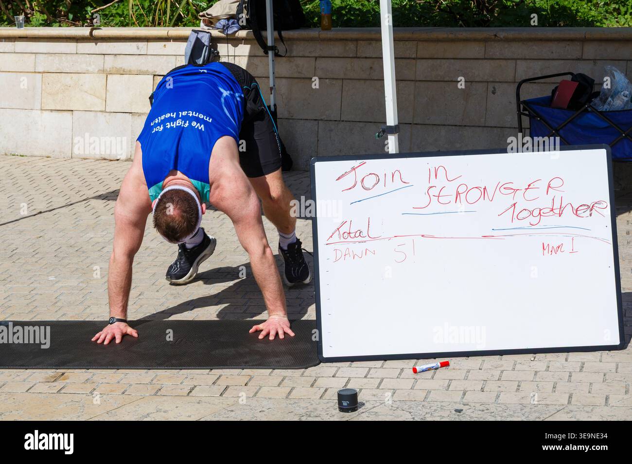 Bournemouth, Dorset, Großbritannien. April 2026. Russell Tickner strebt 2.000 Burpees an, um Geld für die psychische Gesundheit Wohltätigkeitsorganisation Dorset Mind zu sammeln und ermutigt Mitglieder der Öffentlichkeit, mitzumachen. Bei der Veranstaltung spricht Russell mit der Öffentlichkeit über psychische Gesundheit, wird niedergeschlagen, aber wie ein Burpee, das wieder aufsteht und mit der richtigen Unterstützung stärker steigt - ob er sein Ziel erreicht oder nicht, es zeigt, dass er offen und verletzlich ist, so dass die Menschen den Kampf und Hilfe sehen können, denn das ist Leben, es ist nicht Perfektion, sondern Bewusstsein, zeigt Unterstützung & Zweisamkeit. Quelle: Carolyn Jenkins/Alamy Live News Stockfoto