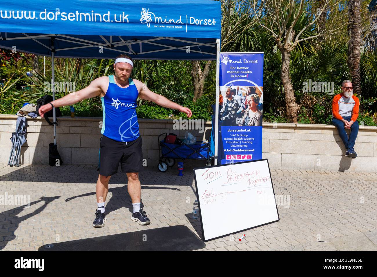 Bournemouth, Dorset, Großbritannien. April 2026. Russell Tickner strebt 2.000 Burpees an, um Geld für die psychische Gesundheit Wohltätigkeitsorganisation Dorset Mind zu sammeln und ermutigt Mitglieder der Öffentlichkeit, mitzumachen. Bei der Veranstaltung spricht Russell mit der Öffentlichkeit über psychische Gesundheit, wird niedergeschlagen, aber wie ein Burpee, das wieder aufsteht und mit der richtigen Unterstützung stärker steigt - ob er sein Ziel erreicht oder nicht, es zeigt, dass er offen und verletzlich ist, so dass die Menschen den Kampf und Hilfe sehen können, denn das ist Leben, es ist nicht Perfektion, sondern Bewusstsein, zeigt Unterstützung & Zweisamkeit. Quelle: Carolyn Jenkins/Alamy Live News Stockfoto