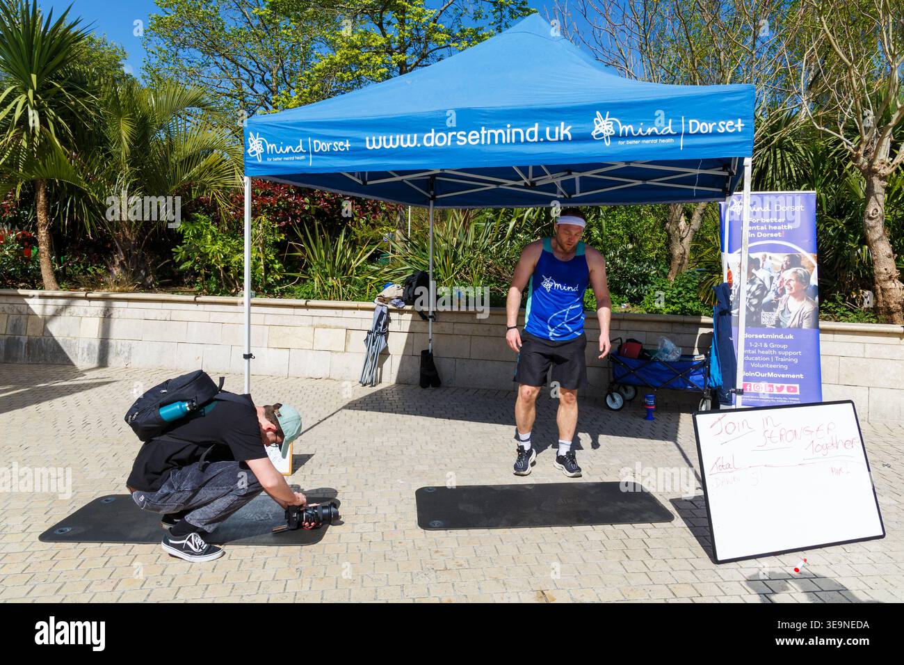 Bournemouth, Dorset, Großbritannien. April 2026. Russell Tickner strebt 2.000 Burpees an, um Geld für die psychische Gesundheit Wohltätigkeitsorganisation Dorset Mind zu sammeln und ermutigt Mitglieder der Öffentlichkeit, mitzumachen. Bei der Veranstaltung spricht Russell mit der Öffentlichkeit über psychische Gesundheit, wird niedergeschlagen, aber wie ein Burpee, das wieder aufsteht und mit der richtigen Unterstützung stärker steigt - ob er sein Ziel erreicht oder nicht, es zeigt, dass er offen und verletzlich ist, so dass die Menschen den Kampf und Hilfe sehen können, denn das ist Leben, es ist nicht Perfektion, sondern Bewusstsein, zeigt Unterstützung & Zweisamkeit. Quelle: Carolyn Jenkins/Alamy Live News Stockfoto