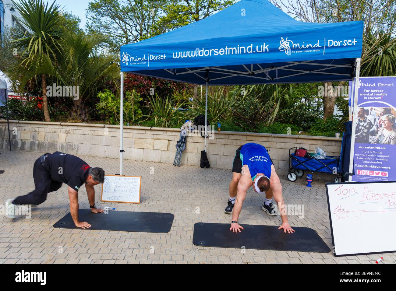 Bournemouth, Dorset, Großbritannien. April 2026. Russell Tickner strebt 2.000 Burpees an, um Geld für die psychische Gesundheit Wohltätigkeitsorganisation Dorset Mind zu sammeln und ermutigt Mitglieder der Öffentlichkeit, mitzumachen. Bei der Veranstaltung spricht Russell mit der Öffentlichkeit über psychische Gesundheit, wird niedergeschlagen, aber wie ein Burpee, das wieder aufsteht und mit der richtigen Unterstützung stärker steigt - ob er sein Ziel erreicht oder nicht, es zeigt, dass er offen und verletzlich ist, so dass die Menschen den Kampf und Hilfe sehen können, denn das ist Leben, es ist nicht Perfektion, sondern Bewusstsein, zeigt Unterstützung & Zweisamkeit. Quelle: Carolyn Jenkins/Alamy Live News Stockfoto