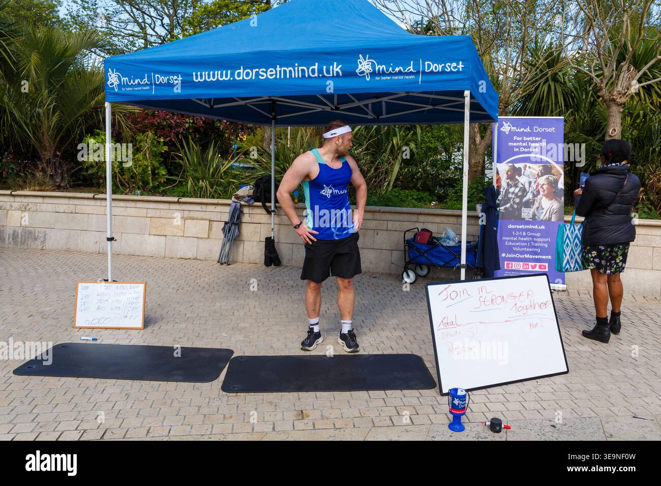 Bournemouth, Dorset, Großbritannien. April 2026. Russell Tickner strebt 2.000 Burpees an, um Geld für die psychische Gesundheit Wohltätigkeitsorganisation Dorset Mind zu sammeln und ermutigt Mitglieder der Öffentlichkeit, mitzumachen. Bei der Veranstaltung spricht Russell mit der Öffentlichkeit über psychische Gesundheit, wird niedergeschlagen, aber wie ein Burpee, das wieder aufsteht und mit der richtigen Unterstützung stärker steigt - ob er sein Ziel erreicht oder nicht, es zeigt, dass er offen und verletzlich ist, so dass die Menschen den Kampf und Hilfe sehen können, denn das ist Leben, es ist nicht Perfektion, sondern Bewusstsein, zeigt Unterstützung & Zweisamkeit. Quelle: Carolyn Jenkins/Alamy Live News Stockfoto