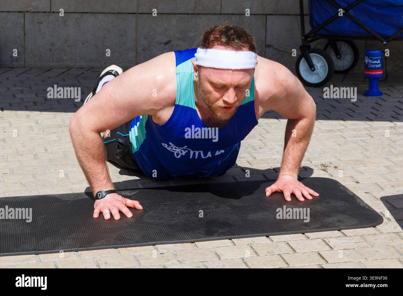 Bournemouth, Dorset, Großbritannien. April 2026. Russell Tickner strebt 2.000 Burpees an, um Geld für die psychische Gesundheit Wohltätigkeitsorganisation Dorset Mind zu sammeln und ermutigt Mitglieder der Öffentlichkeit, mitzumachen. Bei der Veranstaltung spricht Russell mit der Öffentlichkeit über psychische Gesundheit, wird niedergeschlagen, aber wie ein Burpee, das wieder aufsteht und mit der richtigen Unterstützung stärker steigt - ob er sein Ziel erreicht oder nicht, es zeigt, dass er offen und verletzlich ist, so dass die Menschen den Kampf und Hilfe sehen können, denn das ist Leben, es ist nicht Perfektion, sondern Bewusstsein, zeigt Unterstützung & Zweisamkeit. Quelle: Carolyn Jenkins/Alamy Live News Stockfoto