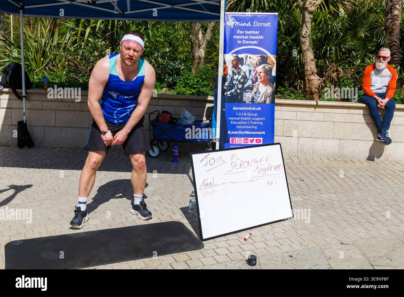 Bournemouth, Dorset, Großbritannien. April 2026. Russell Tickner strebt 2.000 Burpees an, um Geld für die psychische Gesundheit Wohltätigkeitsorganisation Dorset Mind zu sammeln und ermutigt Mitglieder der Öffentlichkeit, mitzumachen. Bei der Veranstaltung spricht Russell mit der Öffentlichkeit über psychische Gesundheit, wird niedergeschlagen, aber wie ein Burpee, das wieder aufsteht und mit der richtigen Unterstützung stärker steigt - ob er sein Ziel erreicht oder nicht, es zeigt, dass er offen und verletzlich ist, so dass die Menschen den Kampf und Hilfe sehen können, denn das ist Leben, es ist nicht Perfektion, sondern Bewusstsein, zeigt Unterstützung & Zweisamkeit. Quelle: Carolyn Jenkins/Alamy Live News Stockfoto