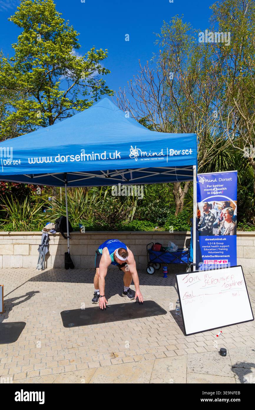 Bournemouth, Dorset, Großbritannien. April 2026. Russell Tickner strebt 2.000 Burpees an, um Geld für die psychische Gesundheit Wohltätigkeitsorganisation Dorset Mind zu sammeln und ermutigt Mitglieder der Öffentlichkeit, mitzumachen. Bei der Veranstaltung spricht Russell mit der Öffentlichkeit über psychische Gesundheit, wird niedergeschlagen, aber wie ein Burpee, das wieder aufsteht und mit der richtigen Unterstützung stärker steigt - ob er sein Ziel erreicht oder nicht, es zeigt, dass er offen und verletzlich ist, so dass die Menschen den Kampf und Hilfe sehen können, denn das ist Leben, es ist nicht Perfektion, sondern Bewusstsein, zeigt Unterstützung & Zweisamkeit. Quelle: Carolyn Jenkins/Alamy Live News Stockfoto