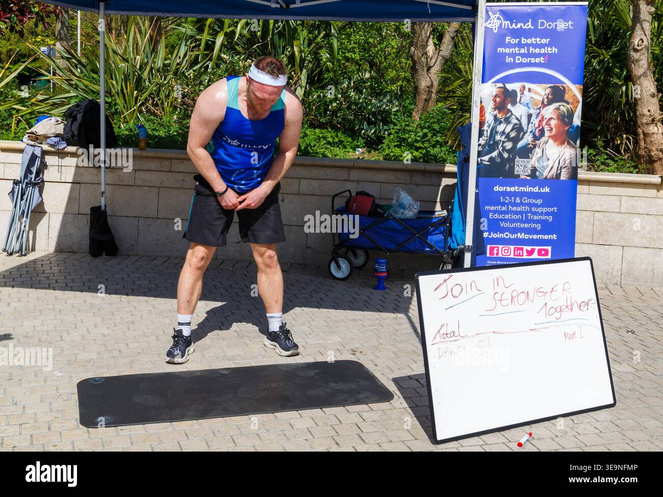 Bournemouth, Dorset, Großbritannien. April 2026. Russell Tickner strebt 2.000 Burpees an, um Geld für die psychische Gesundheit Wohltätigkeitsorganisation Dorset Mind zu sammeln und ermutigt Mitglieder der Öffentlichkeit, mitzumachen. Bei der Veranstaltung spricht Russell mit der Öffentlichkeit über psychische Gesundheit, wird niedergeschlagen, aber wie ein Burpee, das wieder aufsteht und mit der richtigen Unterstützung stärker steigt - ob er sein Ziel erreicht oder nicht, es zeigt, dass er offen und verletzlich ist, so dass die Menschen den Kampf und Hilfe sehen können, denn das ist Leben, es ist nicht Perfektion, sondern Bewusstsein, zeigt Unterstützung & Zweisamkeit. Quelle: Carolyn Jenkins/Alamy Live News Stockfoto