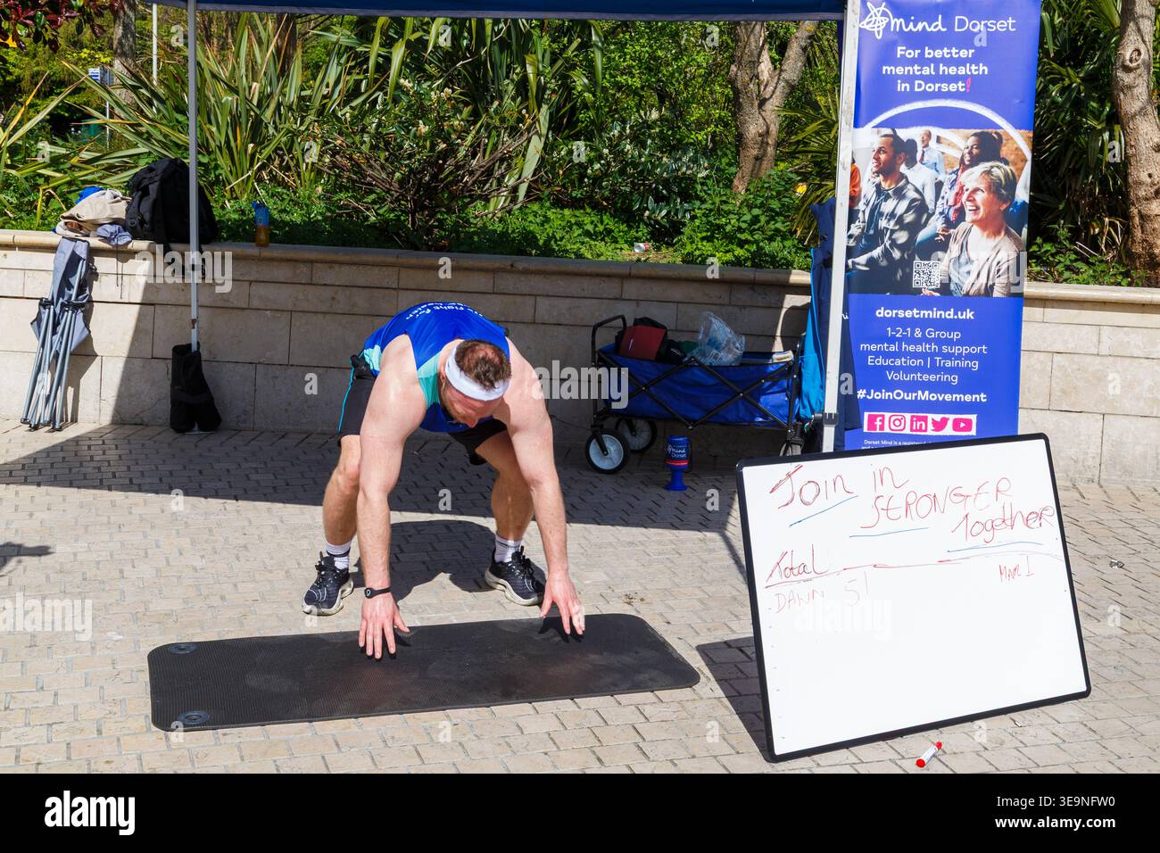 Bournemouth, Dorset, Großbritannien. April 2026. Russell Tickner strebt 2.000 Burpees an, um Geld für die psychische Gesundheit Wohltätigkeitsorganisation Dorset Mind zu sammeln und ermutigt Mitglieder der Öffentlichkeit, mitzumachen. Bei der Veranstaltung spricht Russell mit der Öffentlichkeit über psychische Gesundheit, wird niedergeschlagen, aber wie ein Burpee, das wieder aufsteht und mit der richtigen Unterstützung stärker steigt - ob er sein Ziel erreicht oder nicht, es zeigt, dass er offen und verletzlich ist, so dass die Menschen den Kampf und Hilfe sehen können, denn das ist Leben, es ist nicht Perfektion, sondern Bewusstsein, zeigt Unterstützung & Zweisamkeit. Quelle: Carolyn Jenkins/Alamy Live News Stockfoto