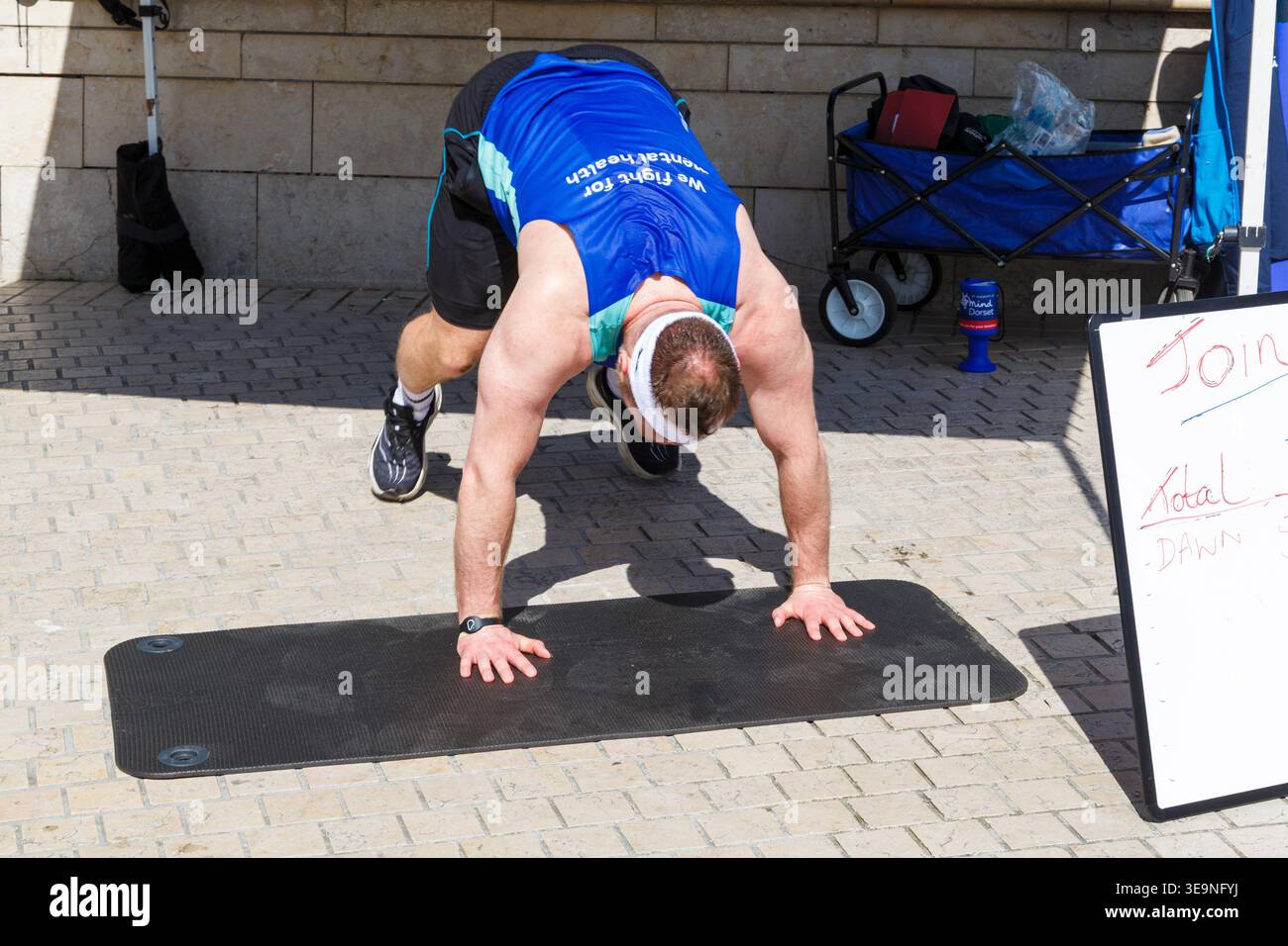 Bournemouth, Dorset, Großbritannien. April 2026. Russell Tickner strebt 2.000 Burpees an, um Geld für die psychische Gesundheit Wohltätigkeitsorganisation Dorset Mind zu sammeln und ermutigt Mitglieder der Öffentlichkeit, mitzumachen. Bei der Veranstaltung spricht Russell mit der Öffentlichkeit über psychische Gesundheit, wird niedergeschlagen, aber wie ein Burpee, das wieder aufsteht und mit der richtigen Unterstützung stärker steigt - ob er sein Ziel erreicht oder nicht, es zeigt, dass er offen und verletzlich ist, so dass die Menschen den Kampf und Hilfe sehen können, denn das ist Leben, es ist nicht Perfektion, sondern Bewusstsein, zeigt Unterstützung & Zweisamkeit. Quelle: Carolyn Jenkins/Alamy Live News Stockfoto