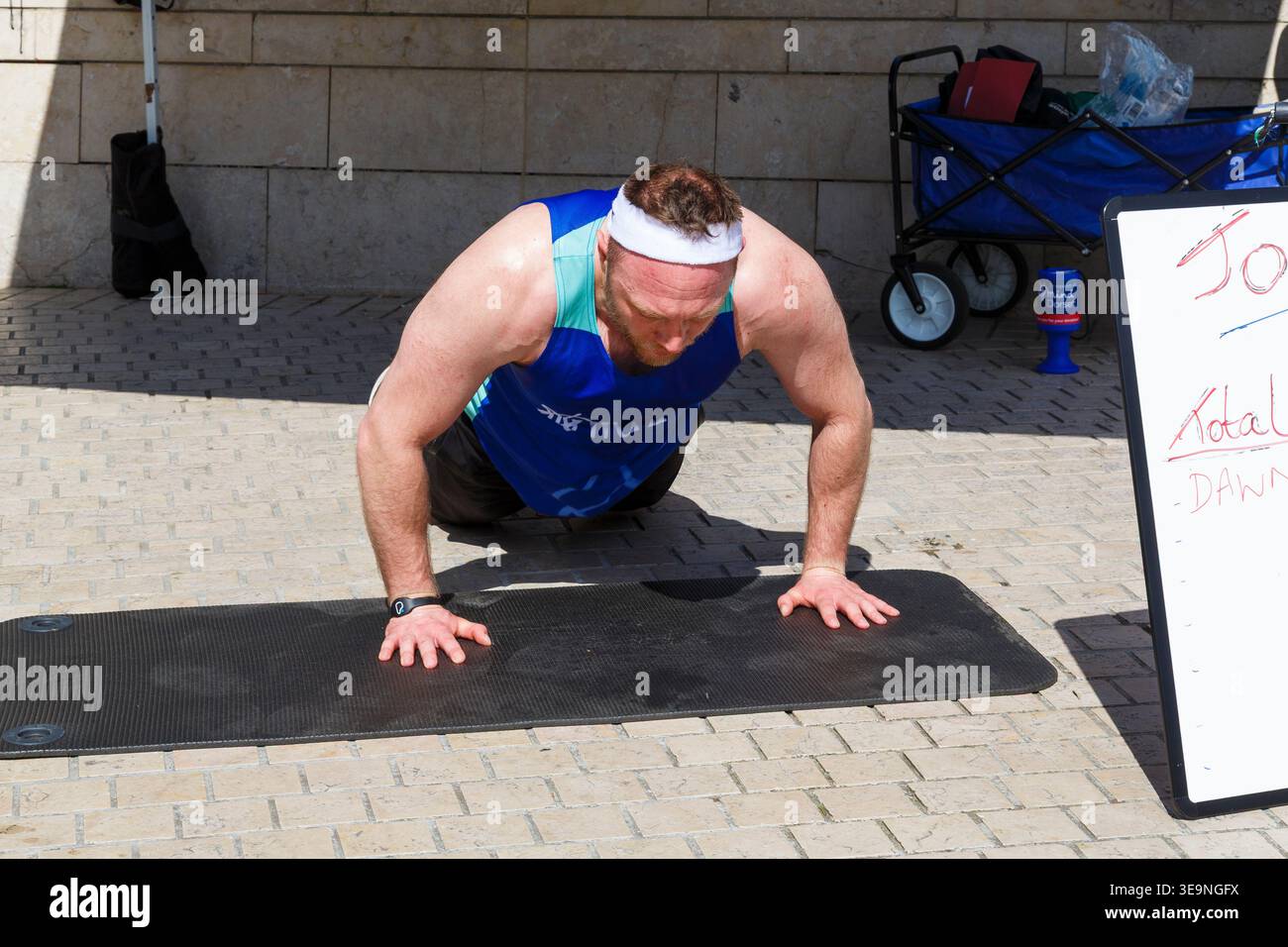 Bournemouth, Dorset, Großbritannien. April 2026. Russell Tickner strebt 2.000 Burpees an, um Geld für die psychische Gesundheit Wohltätigkeitsorganisation Dorset Mind zu sammeln und ermutigt Mitglieder der Öffentlichkeit, mitzumachen. Bei der Veranstaltung spricht Russell mit der Öffentlichkeit über psychische Gesundheit, wird niedergeschlagen, aber wie ein Burpee, das wieder aufsteht und mit der richtigen Unterstützung stärker steigt - ob er sein Ziel erreicht oder nicht, es zeigt, dass er offen und verletzlich ist, so dass die Menschen den Kampf und Hilfe sehen können, denn das ist Leben, es ist nicht Perfektion, sondern Bewusstsein, zeigt Unterstützung & Zweisamkeit. Quelle: Carolyn Jenkins/Alamy Live News Stockfoto