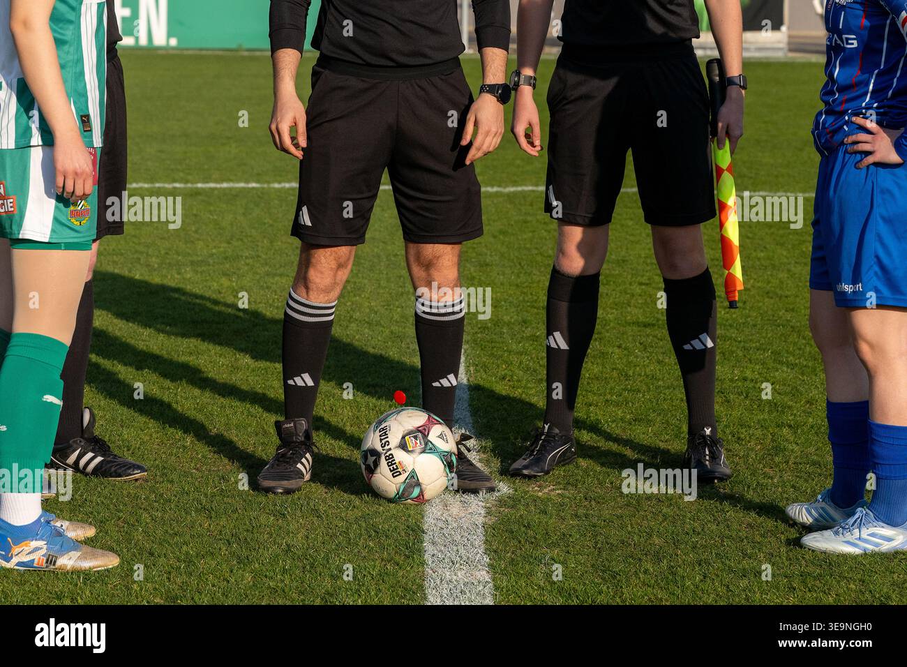 17.04.26, Testmatch, Allianz Stadion Trainingsgelände in Wien / Österreich - SK Rapid vs FC Blau-Weiss Linz / Kleinmünchen. Im Rahmen: Münzwurf des Schiedsrichters vor dem Anstoß. Foto: Christian Mueller – 20260417 PD16860 Stockfoto