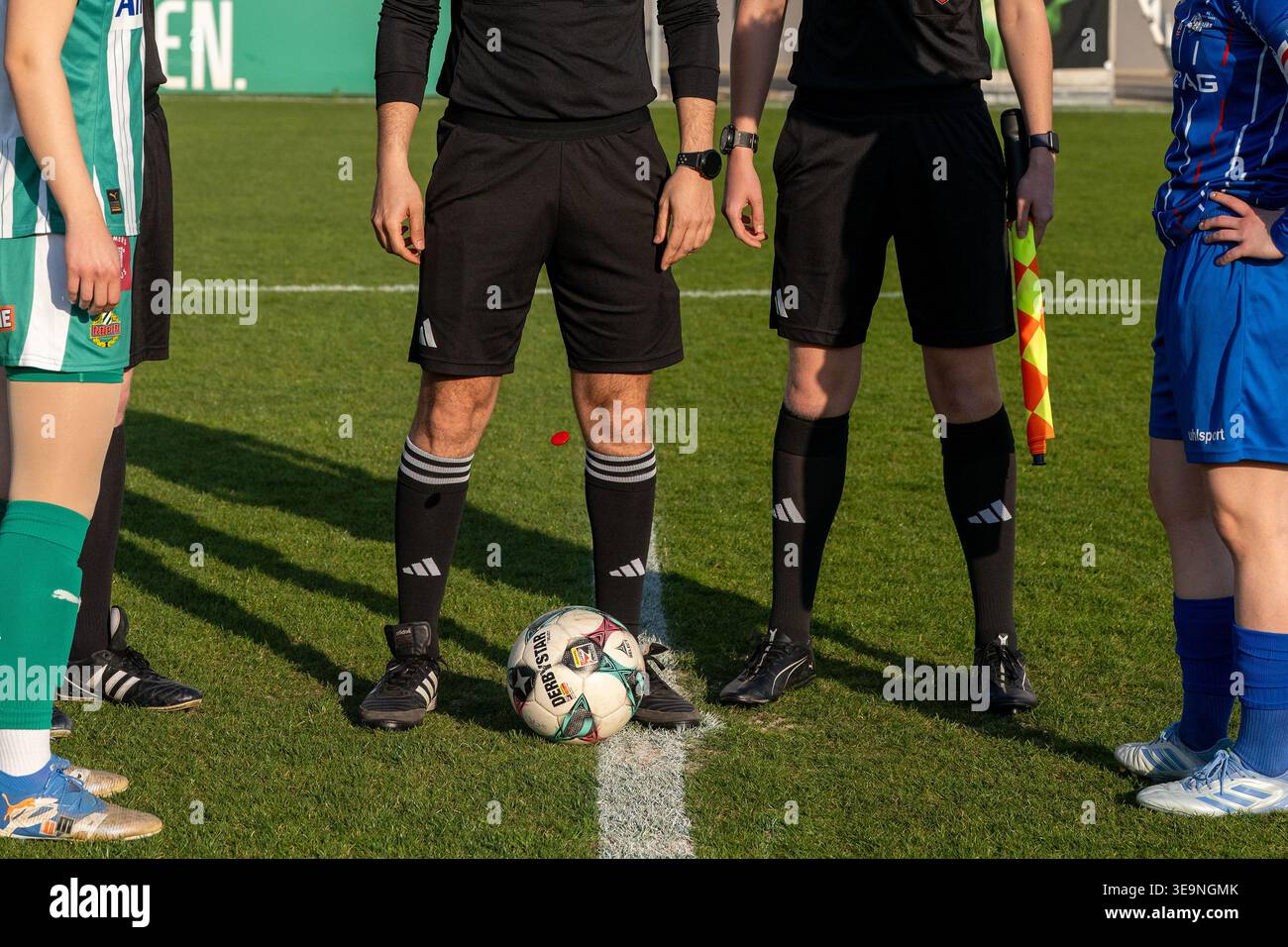17.04.26, Testmatch, Allianz Stadion Trainingsgelände in Wien / Österreich - SK Rapid vs FC Blau-Weiss Linz / Kleinmünchen. Im Rahmen: Münzwurf des Schiedsrichters vor dem Anstoß. Foto: Christian Mueller – 20260417 PD16861 Stockfoto