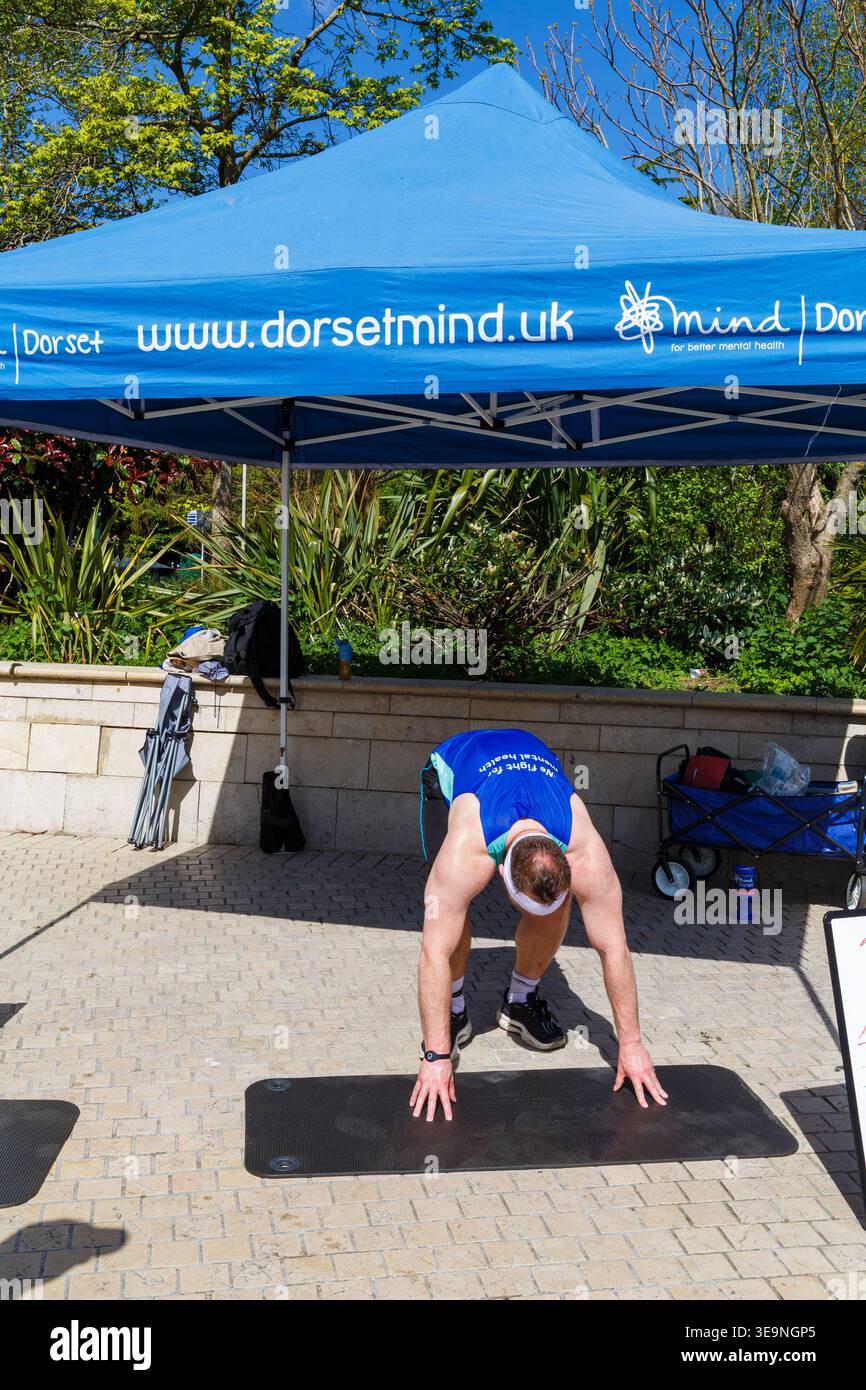 Bournemouth, Dorset, Großbritannien. April 2026. Russell Tickner strebt 2.000 Burpees an, um Geld für die psychische Gesundheit Wohltätigkeitsorganisation Dorset Mind zu sammeln und ermutigt Mitglieder der Öffentlichkeit, mitzumachen. Bei der Veranstaltung spricht Russell mit der Öffentlichkeit über psychische Gesundheit, wird niedergeschlagen, aber wie ein Burpee, das wieder aufsteht und mit der richtigen Unterstützung stärker steigt - ob er sein Ziel erreicht oder nicht, es zeigt, dass er offen und verletzlich ist, so dass die Menschen den Kampf und Hilfe sehen können, denn das ist Leben, es ist nicht Perfektion, sondern Bewusstsein, zeigt Unterstützung & Zweisamkeit. Quelle: Carolyn Jenkins/Alamy Live News Stockfoto