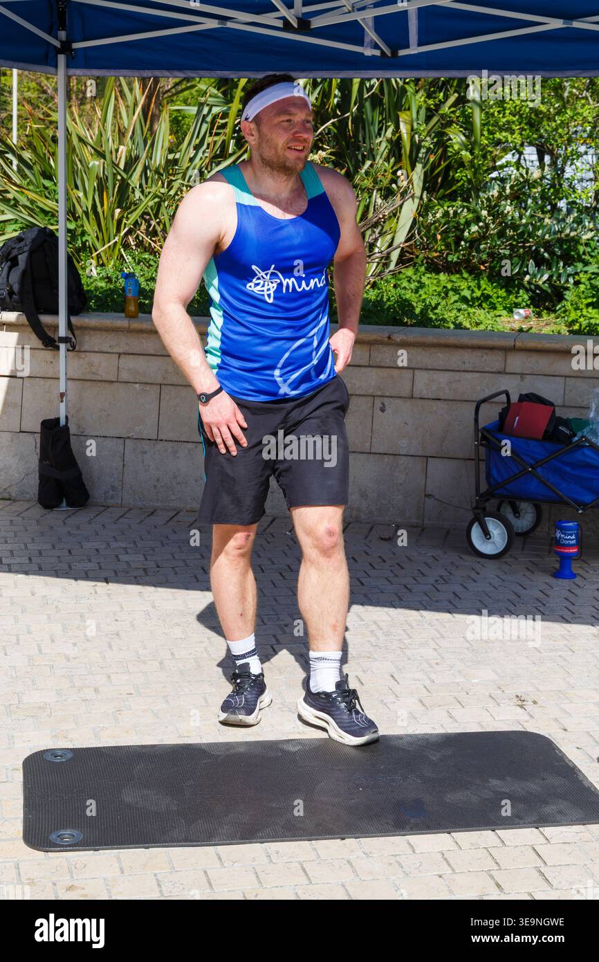 Bournemouth, Dorset, Großbritannien. April 2026. Russell Tickner strebt 2.000 Burpees an, um Geld für die psychische Gesundheit Wohltätigkeitsorganisation Dorset Mind zu sammeln und ermutigt Mitglieder der Öffentlichkeit, mitzumachen. Bei der Veranstaltung spricht Russell mit der Öffentlichkeit über psychische Gesundheit, wird niedergeschlagen, aber wie ein Burpee, das wieder aufsteht und mit der richtigen Unterstützung stärker steigt - ob er sein Ziel erreicht oder nicht, es zeigt, dass er offen und verletzlich ist, so dass die Menschen den Kampf und Hilfe sehen können, denn das ist Leben, es ist nicht Perfektion, sondern Bewusstsein, zeigt Unterstützung & Zweisamkeit. Quelle: Carolyn Jenkins/Alamy Live News Stockfoto
