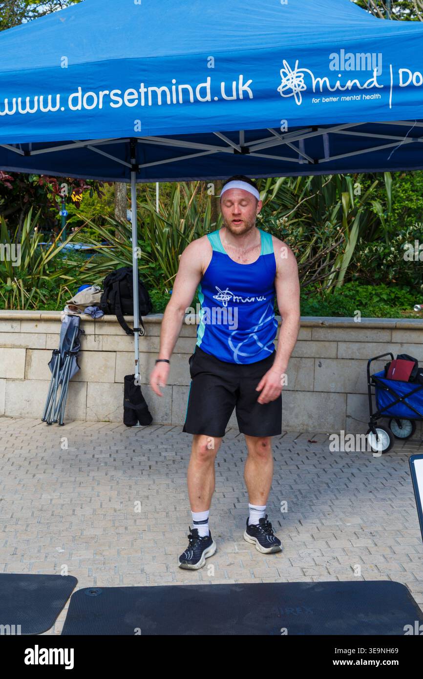 Bournemouth, Dorset, Großbritannien. April 2026. Russell Tickner strebt 2.000 Burpees an, um Geld für die psychische Gesundheit Wohltätigkeitsorganisation Dorset Mind zu sammeln und ermutigt Mitglieder der Öffentlichkeit, mitzumachen. Bei der Veranstaltung spricht Russell mit der Öffentlichkeit über psychische Gesundheit, wird niedergeschlagen, aber wie ein Burpee, das wieder aufsteht und mit der richtigen Unterstützung stärker steigt - ob er sein Ziel erreicht oder nicht, es zeigt, dass er offen und verletzlich ist, so dass die Menschen den Kampf und Hilfe sehen können, denn das ist Leben, es ist nicht Perfektion, sondern Bewusstsein, zeigt Unterstützung & Zweisamkeit. Quelle: Carolyn Jenkins/Alamy Live News Stockfoto