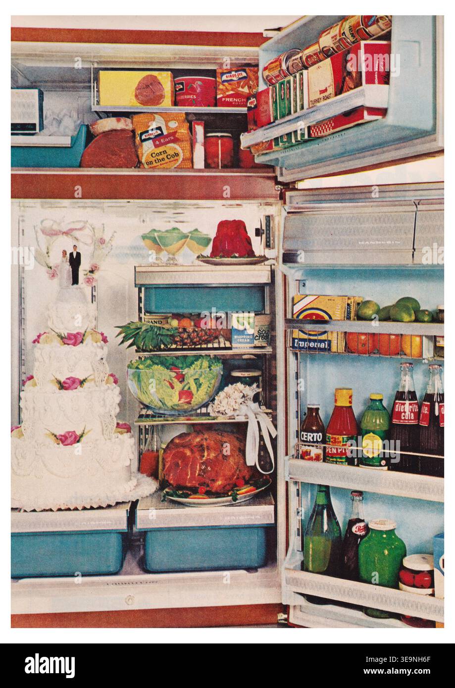 1967 Sears Frostless Kühlschrankfragment, mehrstufiges Regal mit Ablagefächern mit tiefen Türen, mehrstufige Hochzeitstorte mit einer Braut- und Bräutigam-Topper im unteren linken Regal. Stockfoto