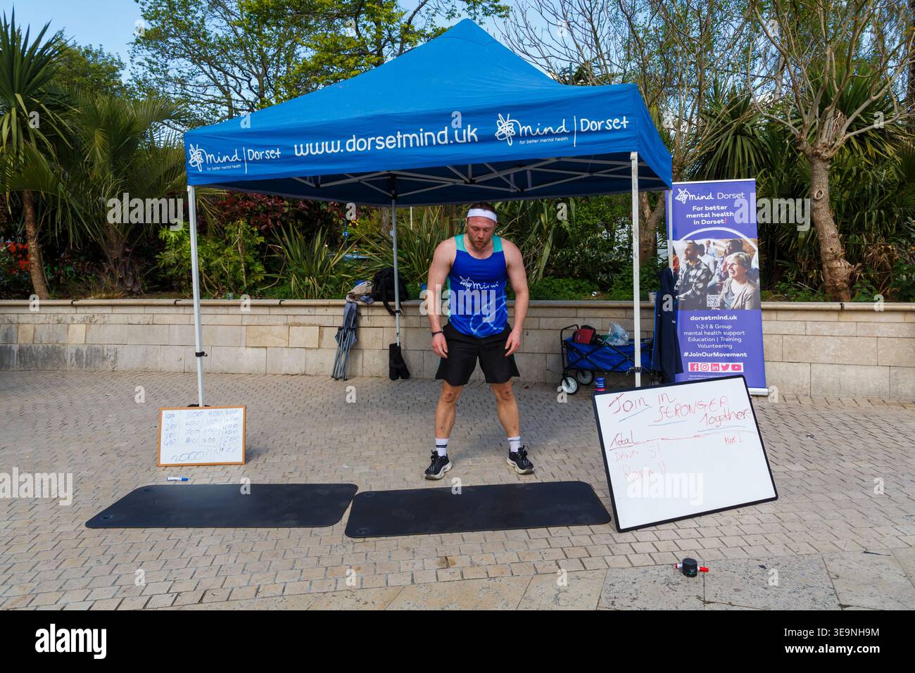 Bournemouth, Dorset, Großbritannien. April 2026. Russell Tickner strebt 2.000 Burpees an, um Geld für die psychische Gesundheit Wohltätigkeitsorganisation Dorset Mind zu sammeln und ermutigt Mitglieder der Öffentlichkeit, mitzumachen. Bei der Veranstaltung spricht Russell mit der Öffentlichkeit über psychische Gesundheit, wird niedergeschlagen, aber wie ein Burpee, das wieder aufsteht und mit der richtigen Unterstützung stärker steigt - ob er sein Ziel erreicht oder nicht, es zeigt, dass er offen und verletzlich ist, so dass die Menschen den Kampf und Hilfe sehen können, denn das ist Leben, es ist nicht Perfektion, sondern Bewusstsein, zeigt Unterstützung & Zweisamkeit. Quelle: Carolyn Jenkins/Alamy Live News Stockfoto