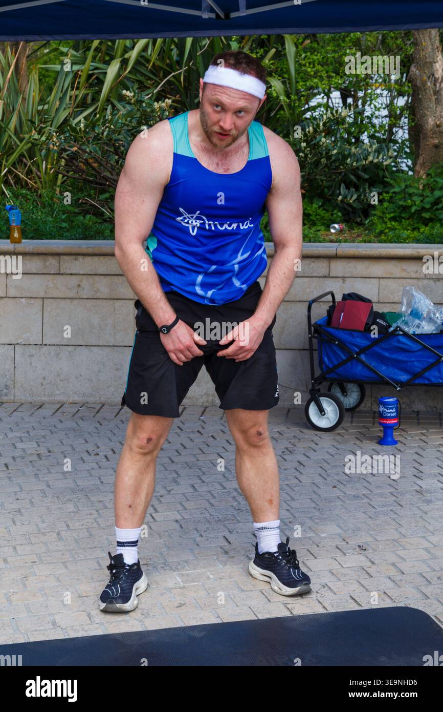 Bournemouth, Dorset, Großbritannien. April 2026. Russell Tickner strebt 2.000 Burpees an, um Geld für die psychische Gesundheit Wohltätigkeitsorganisation Dorset Mind zu sammeln und ermutigt Mitglieder der Öffentlichkeit, mitzumachen. Bei der Veranstaltung spricht Russell mit der Öffentlichkeit über psychische Gesundheit, wird niedergeschlagen, aber wie ein Burpee, das wieder aufsteht und mit der richtigen Unterstützung stärker steigt - ob er sein Ziel erreicht oder nicht, es zeigt, dass er offen und verletzlich ist, so dass die Menschen den Kampf und Hilfe sehen können, denn das ist Leben, es ist nicht Perfektion, sondern Bewusstsein, zeigt Unterstützung & Zweisamkeit. Quelle: Carolyn Jenkins/Alamy Live News Stockfoto