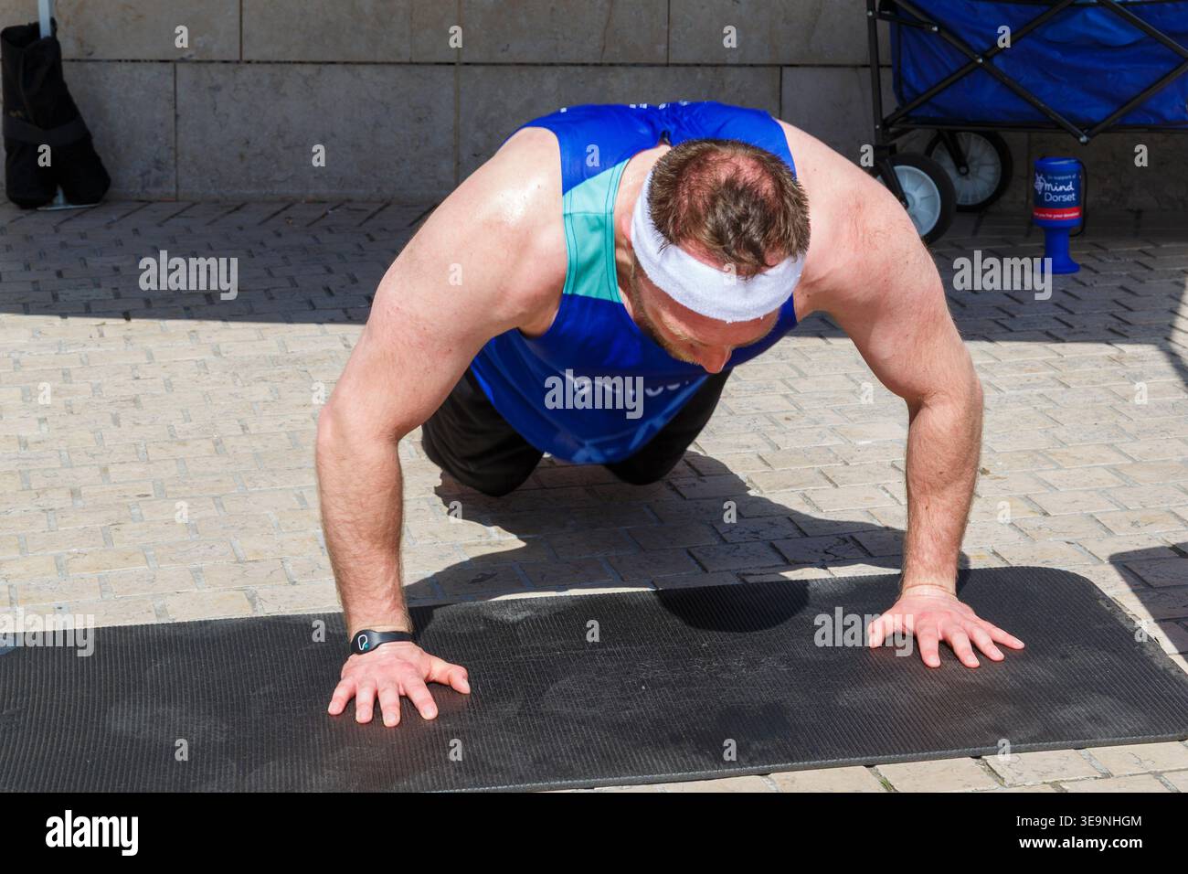 Bournemouth, Dorset, Großbritannien. April 2026. Russell Tickner strebt 2.000 Burpees an, um Geld für die psychische Gesundheit Wohltätigkeitsorganisation Dorset Mind zu sammeln und ermutigt Mitglieder der Öffentlichkeit, mitzumachen. Bei der Veranstaltung spricht Russell mit der Öffentlichkeit über psychische Gesundheit, wird niedergeschlagen, aber wie ein Burpee, das wieder aufsteht und mit der richtigen Unterstützung stärker steigt - ob er sein Ziel erreicht oder nicht, es zeigt, dass er offen und verletzlich ist, so dass die Menschen den Kampf und Hilfe sehen können, denn das ist Leben, es ist nicht Perfektion, sondern Bewusstsein, zeigt Unterstützung & Zweisamkeit. Quelle: Carolyn Jenkins/Alamy Live News Stockfoto