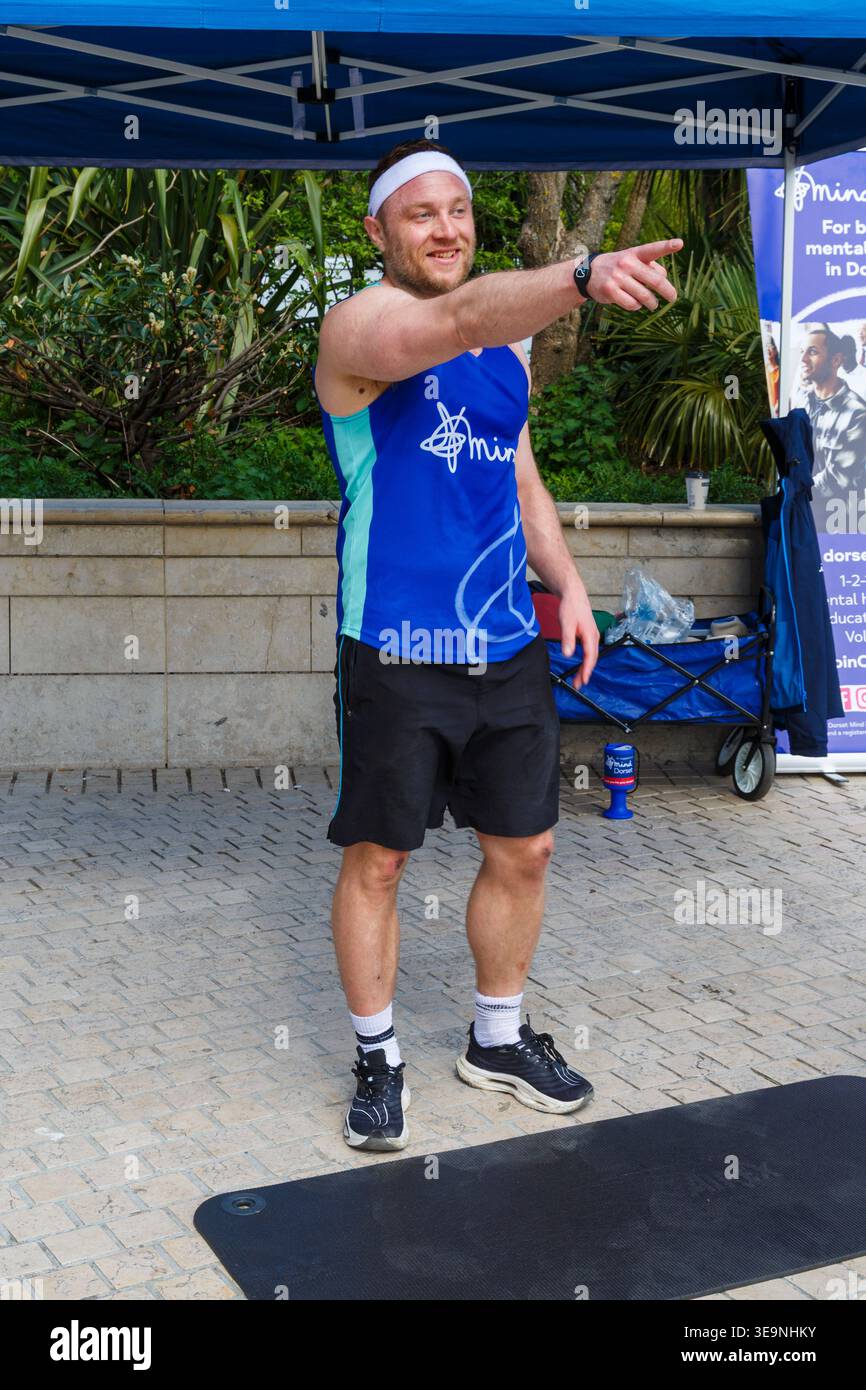 Bournemouth, Dorset, Großbritannien. April 2026. Russell Tickner strebt 2.000 Burpees an, um Geld für die psychische Gesundheit Wohltätigkeitsorganisation Dorset Mind zu sammeln und ermutigt Mitglieder der Öffentlichkeit, mitzumachen. Bei der Veranstaltung spricht Russell mit der Öffentlichkeit über psychische Gesundheit, wird niedergeschlagen, aber wie ein Burpee, das wieder aufsteht und mit der richtigen Unterstützung stärker steigt - ob er sein Ziel erreicht oder nicht, es zeigt, dass er offen und verletzlich ist, so dass die Menschen den Kampf und Hilfe sehen können, denn das ist Leben, es ist nicht Perfektion, sondern Bewusstsein, zeigt Unterstützung & Zweisamkeit. Quelle: Carolyn Jenkins/Alamy Live News Stockfoto