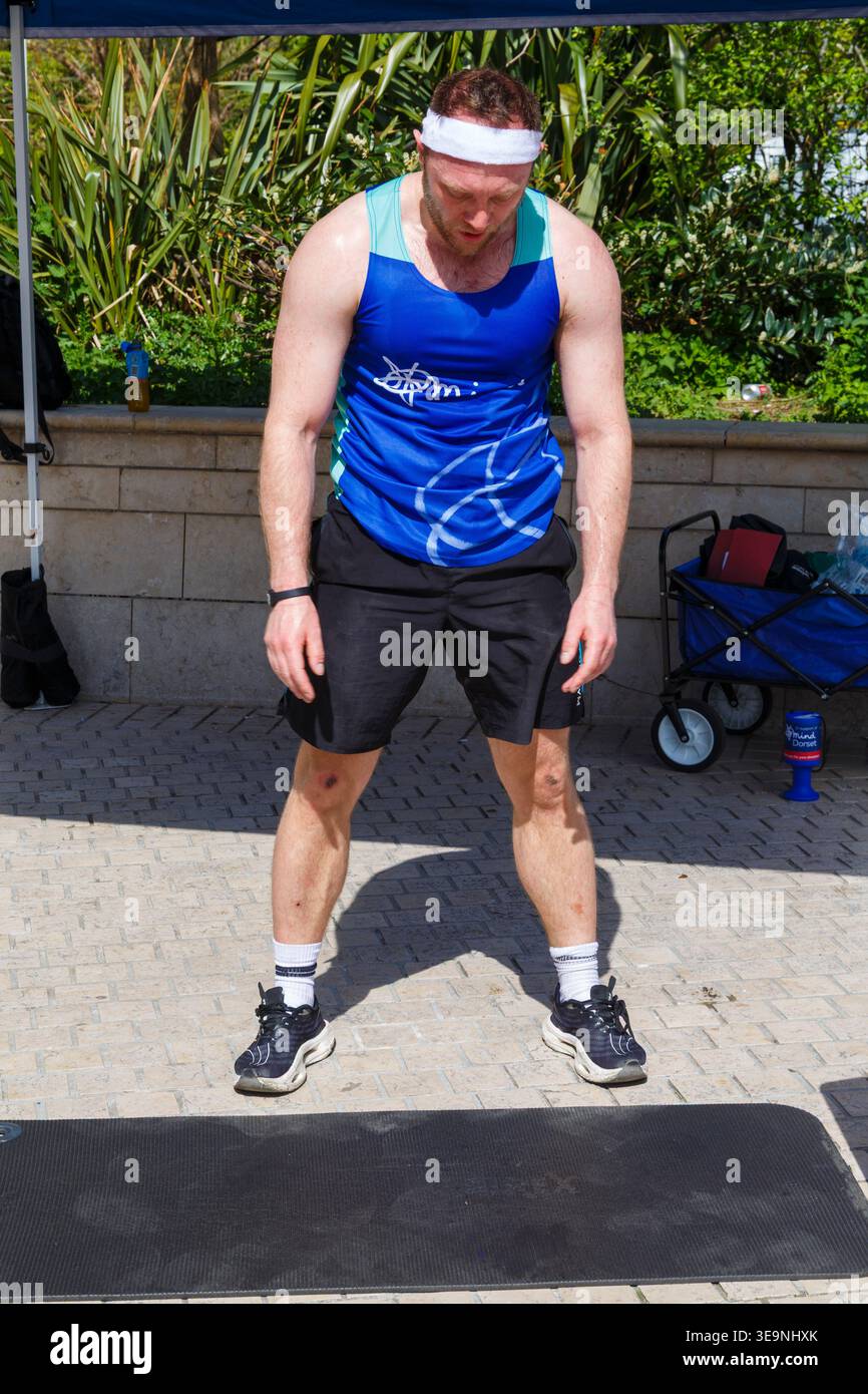 Bournemouth, Dorset, Großbritannien. April 2026. Russell Tickner strebt 2.000 Burpees an, um Geld für die psychische Gesundheit Wohltätigkeitsorganisation Dorset Mind zu sammeln und ermutigt Mitglieder der Öffentlichkeit, mitzumachen. Bei der Veranstaltung spricht Russell mit der Öffentlichkeit über psychische Gesundheit, wird niedergeschlagen, aber wie ein Burpee, das wieder aufsteht und mit der richtigen Unterstützung stärker steigt - ob er sein Ziel erreicht oder nicht, es zeigt, dass er offen und verletzlich ist, so dass die Menschen den Kampf und Hilfe sehen können, denn das ist Leben, es ist nicht Perfektion, sondern Bewusstsein, zeigt Unterstützung & Zweisamkeit. Quelle: Carolyn Jenkins/Alamy Live News Stockfoto