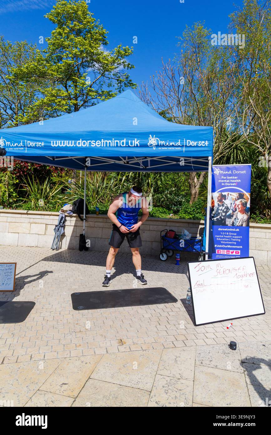 Bournemouth, Dorset, Großbritannien. April 2026. Russell Tickner strebt 2.000 Burpees an, um Geld für die psychische Gesundheit Wohltätigkeitsorganisation Dorset Mind zu sammeln und ermutigt Mitglieder der Öffentlichkeit, mitzumachen. Bei der Veranstaltung spricht Russell mit der Öffentlichkeit über psychische Gesundheit, wird niedergeschlagen, aber wie ein Burpee, das wieder aufsteht und mit der richtigen Unterstützung stärker steigt - ob er sein Ziel erreicht oder nicht, es zeigt, dass er offen und verletzlich ist, so dass die Menschen den Kampf und Hilfe sehen können, denn das ist Leben, es ist nicht Perfektion, sondern Bewusstsein, zeigt Unterstützung & Zweisamkeit. Quelle: Carolyn Jenkins/Alamy Live News Stockfoto