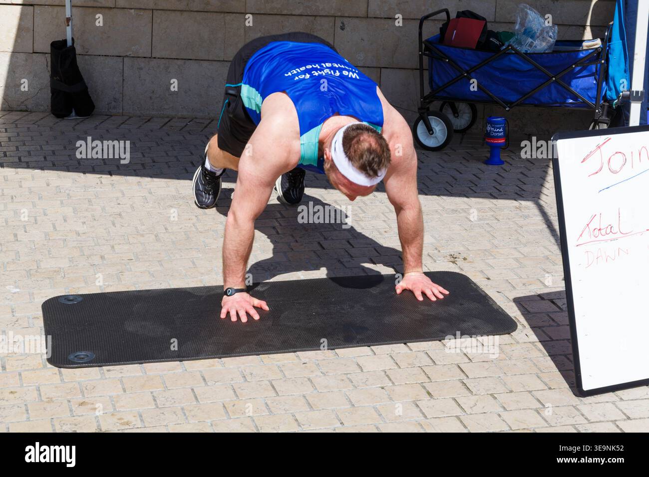 Bournemouth, Dorset, Großbritannien. April 2026. Russell Tickner strebt 2.000 Burpees an, um Geld für die psychische Gesundheit Wohltätigkeitsorganisation Dorset Mind zu sammeln und ermutigt Mitglieder der Öffentlichkeit, mitzumachen. Bei der Veranstaltung spricht Russell mit der Öffentlichkeit über psychische Gesundheit, wird niedergeschlagen, aber wie ein Burpee, das wieder aufsteht und mit der richtigen Unterstützung stärker steigt - ob er sein Ziel erreicht oder nicht, es zeigt, dass er offen und verletzlich ist, so dass die Menschen den Kampf und Hilfe sehen können, denn das ist Leben, es ist nicht Perfektion, sondern Bewusstsein, zeigt Unterstützung & Zweisamkeit. Quelle: Carolyn Jenkins/Alamy Live News Stockfoto