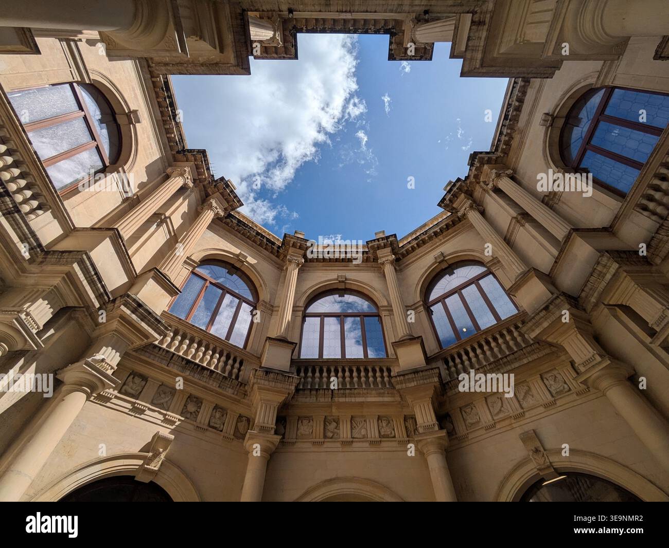 Blick zum Himmel mit Windows, die die Wolken in Heraklion reflektieren - Smartphone-aufgenommenes Stockfoto