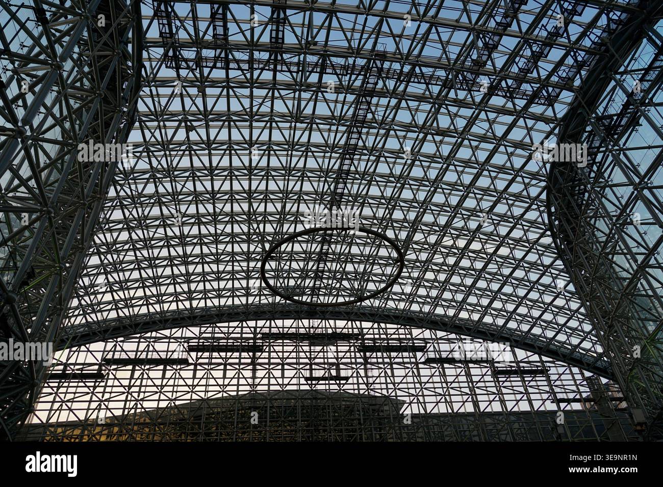 Atriumdecke aus Glas und Stahl mit geometrischer Gitterstruktur in moderner Architektur Stockfoto