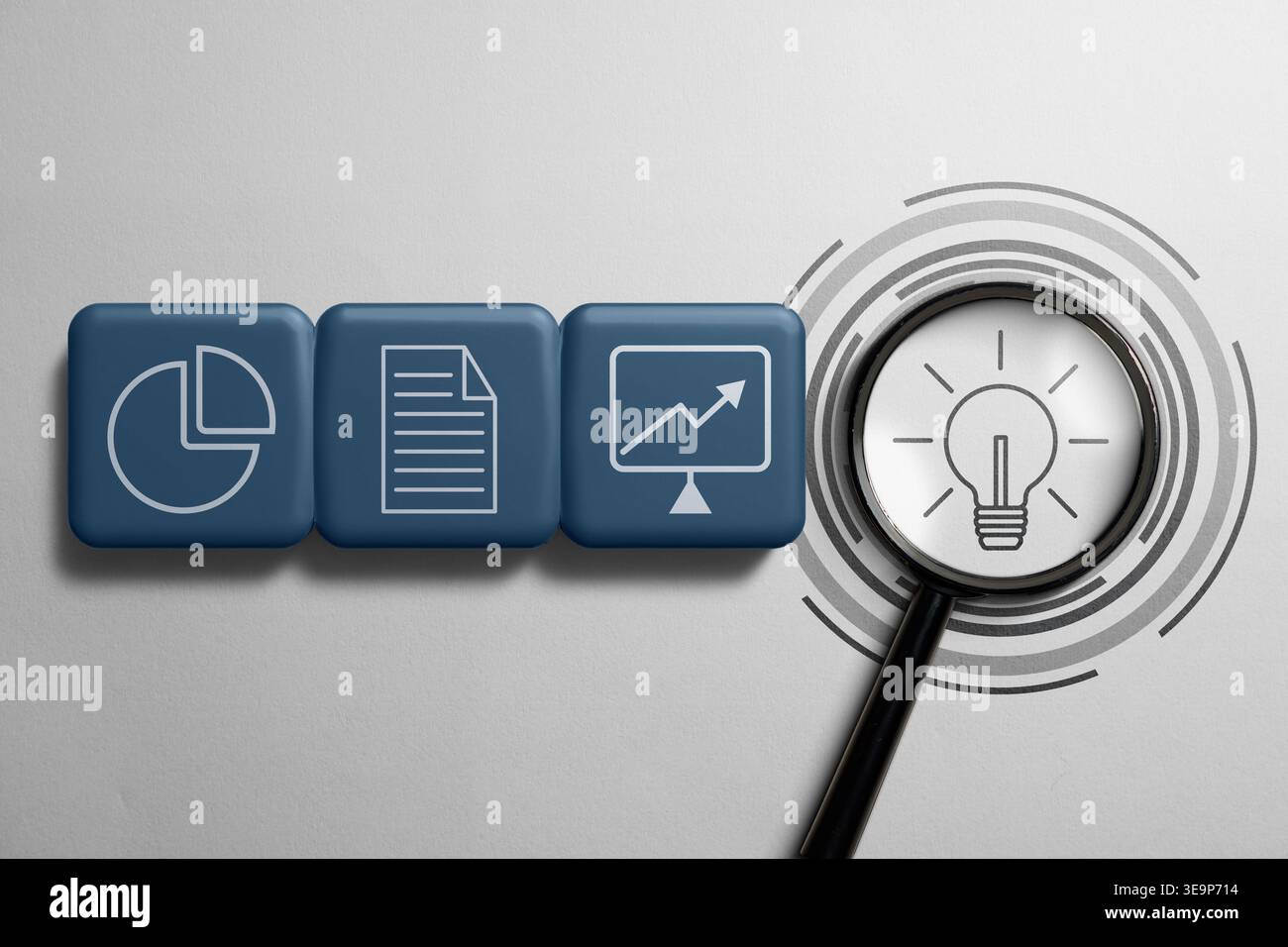Analyse der konzeptionellen Geschäftsstrategie und Innovationsforschung mit Lupen- und Datensymbolen. Geschäftskonzept. Hochwertige Fotos Stockfoto
